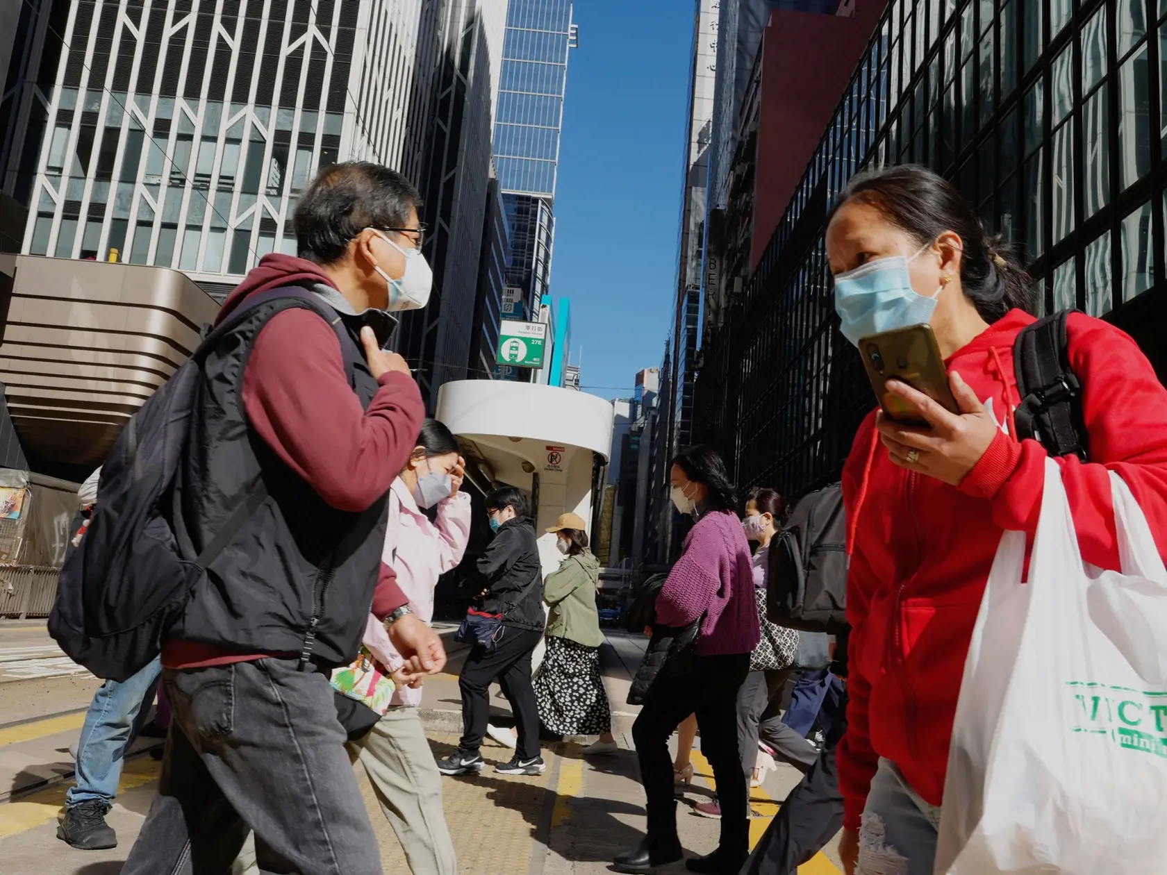 WA 28 Hongkong - Ľudia s ochrannými rúškami na tvári proti šíreniu ochorenia COVID-19 kráčajú ulicami Hongkongu v stredu 9. marca 2022. Vysoký stupeň autonómie Hongkongu by mohol trvať ešte 50 rokov po tom, ako v roku 2047 zákonne vyprší. Uviedol to v stredu 9. marca vysoko postavený predstaviteľ Pekingu, a to napriek značne rozšírenej kontrole Číny nad týmto finančným centrom v uplynulých rokoch. FOTO TASR/AP 


People wearing face masks walk across a main street in Hong Kong, Wednesday, March 