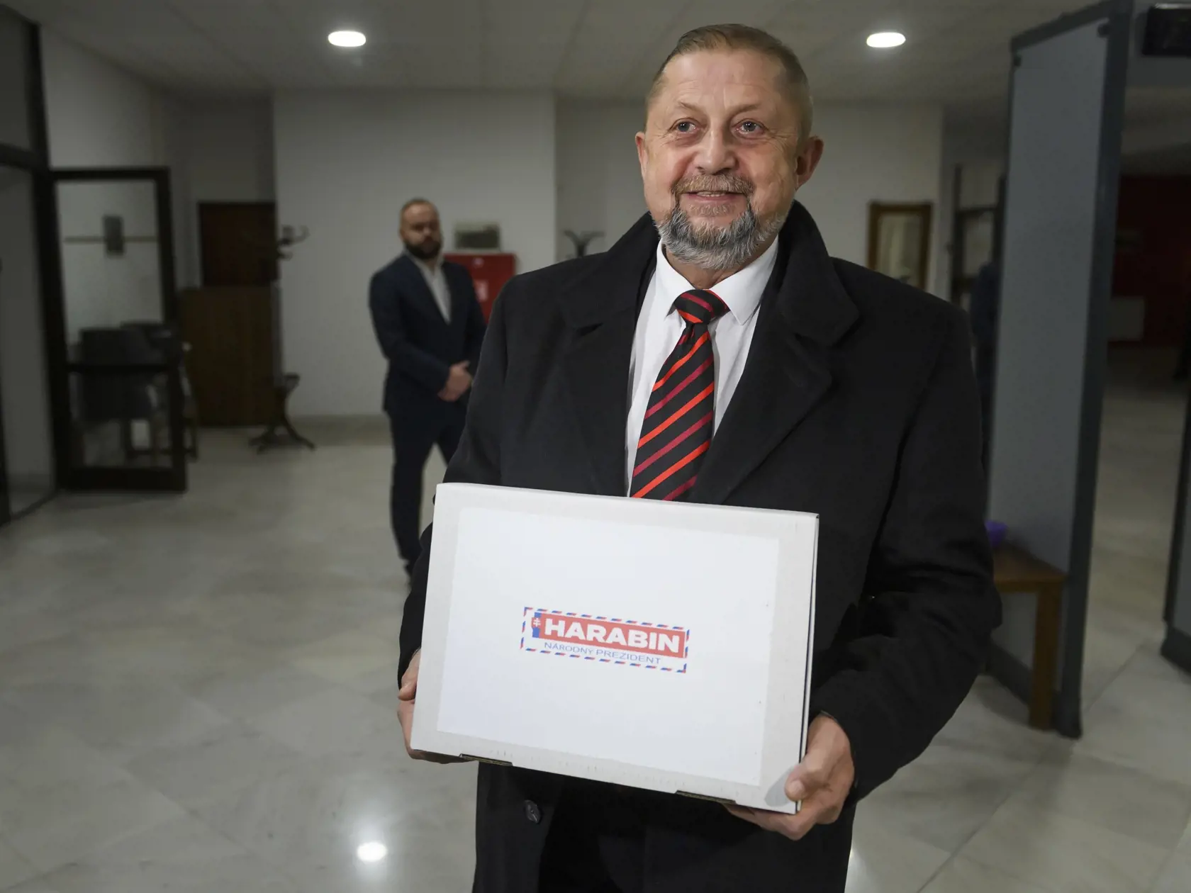 Na snímke kandidát na prezidenta SR Štefan Harabin počas odovzdania podpisov občanov na kandidatúru 26. januára 2024 v budove Národnej rady SR v Bratislave.