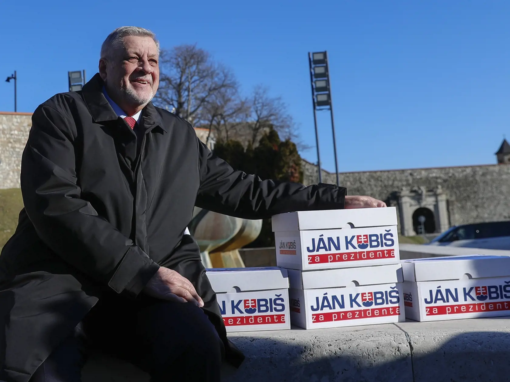 Na snímke kandidát na prezidenta SR Ján Kubiš odovzdal podpisy na svoju kandidatúru v prezidentských voľbách v NR SR 30. januára 2024 v Bratislave.