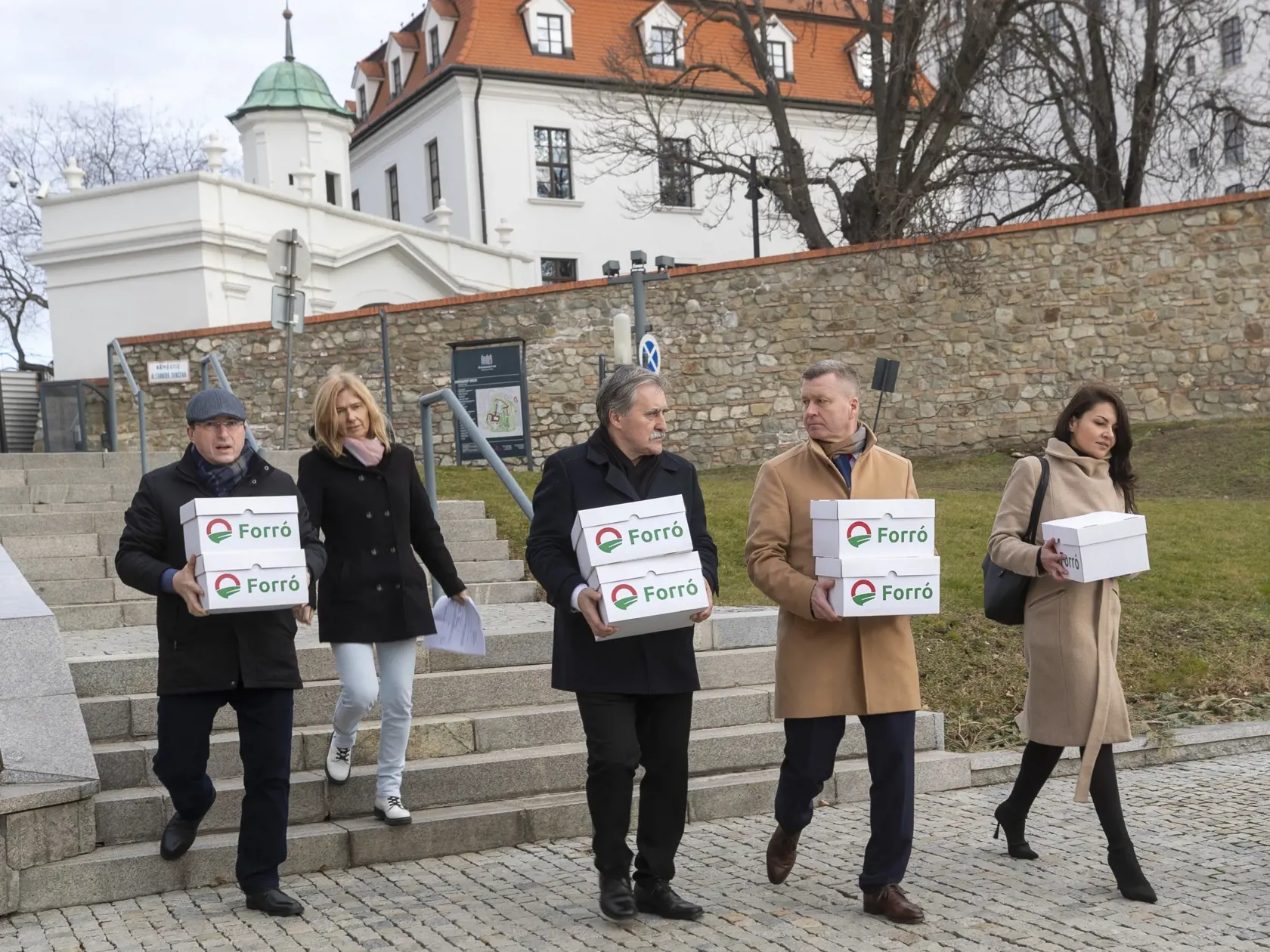 Krisztián Forró predseda strany Aliancia odovzdal v piatok (26. 1.) do Národnej rady (NR) SR podpisy potrebné na prezidentskú kandidatúru.