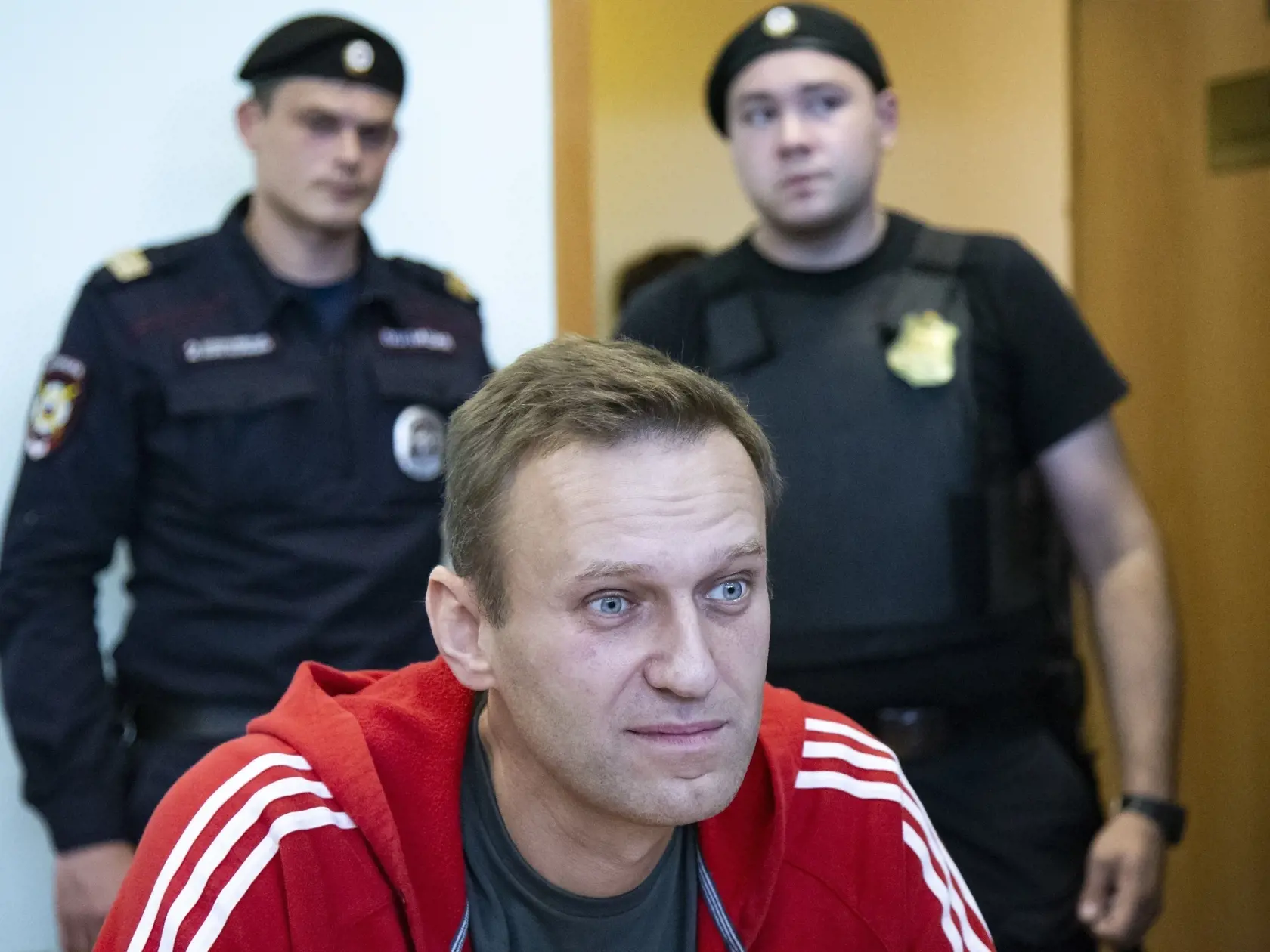 KK14 Moskva - Na archívnej snímke z 22. augusta 2019 ruský opozičný líder Alexej Navaľnyj hovorí pred súdnym pojednávaním v Moskve. Ruský opozičný politik Alexej Navaľnyj, ktorý sa v Berlíne lieči z následkov údajnej otravy, sa po uzdravení plánuje vrátiť naspäť do Ruska a pokračovať vo svojej práci. Experti v Nemecku a ďalších európskych krajinách dospeli k záveru, že Navaľnyj bol otrávený nervovoparalytickou látkou novičok.  "(Navaľnyj) nemá v úmysle zostať v exile v Nemecku. FOTO TASR/AP
FILE