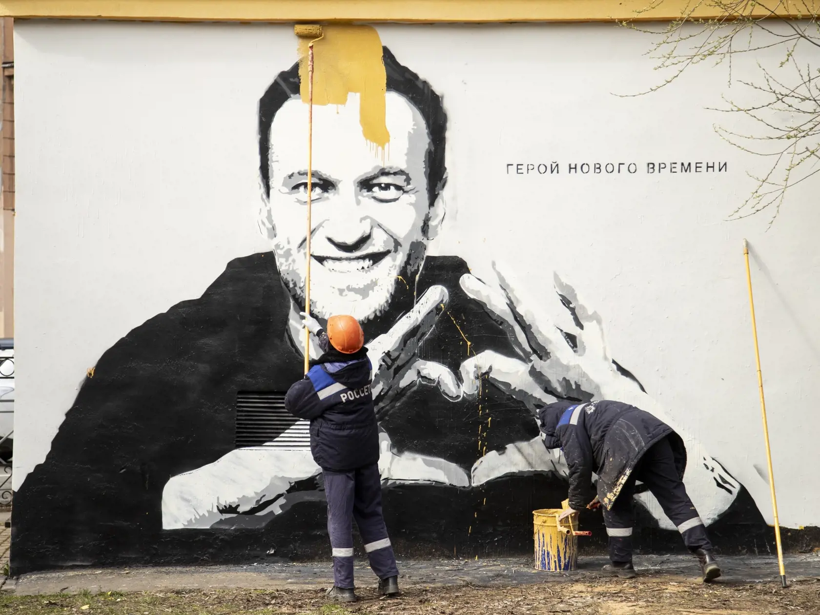 KK16 Petrohrad - Pracovník pretiera farbou graffiti ruského opozičného lídra Alexeja Navaľného s nápisom Hrdina našej doby 28. apríla 2021 v Petrohrade. FOTO TASR/AP
Municipal workers paint over graffiti of Russia's imprisoned opposition leader Alexei Navalny in St. Petersburg, Russia, Wednesday, April 28, 2021. The worlds on the wall reading "Hero of our time". (AP Photo/Ivan Petrov)