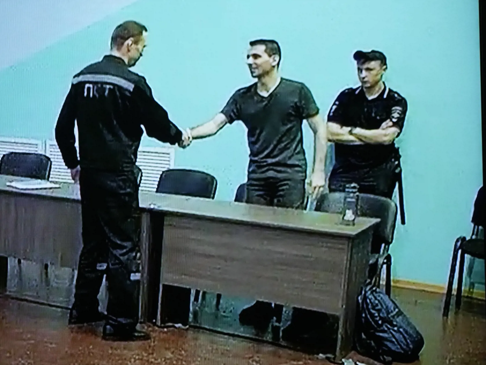 WA 24 Melechovo - Väznený kritik Kremľa Alexej Navaľnyj (vľavo) a jeho spolupracovník Daniel Cholodnyj si podávajú ruky na videolinku zo súdu vo väznici v meste Melechovo vo Vladimírskej oblasti, 260 km severovýchodne od Moskvy v piatok 4. augusta 2023. Súd v Moskve odsúdil v piatok kritika Kremľa Alexeja Navaľného na 19 rokov väzenia pre obvinenia spojené s extrémizmom. Ide už o tretí a najdlhší trest, ktorý ruský súd udelil tomuto lídrovi opozície. FOTO TASR/AP   


Russian opposition leader A