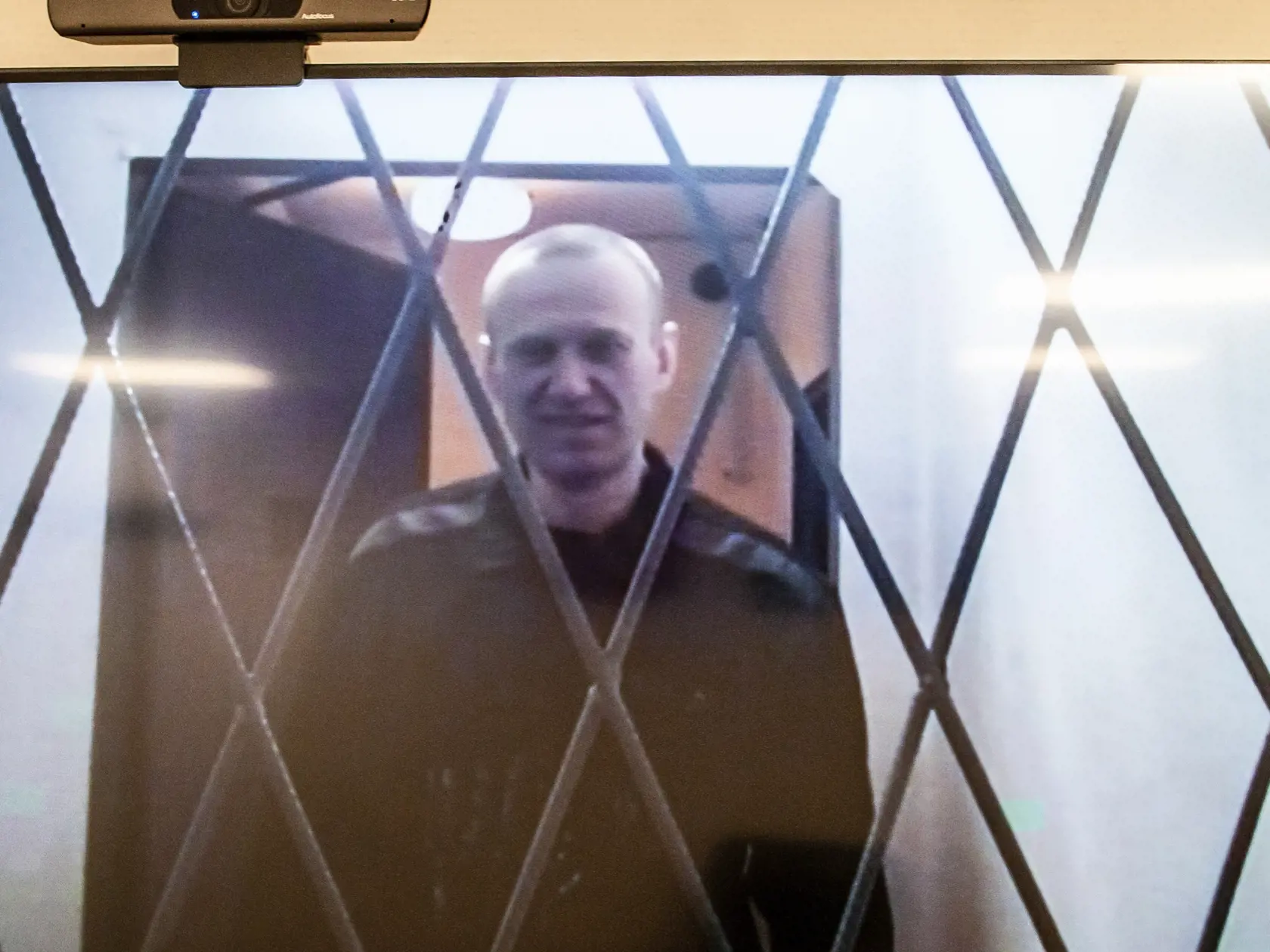 WA 18 Kovrov -  Ruský opozičný politik Alexej Navaľnyj v čiernom väzenskom úbore vystupuje prostredníctvom videospojenia na súdnom pojednávaní  v meste Kovrov vo Vladimírskej oblasti v stredu 10. januára 2024. Na kamere sa tak objavil vôbec prvýkrát od vtedy, ako ho pred približne dvoma týždňami previezli z trestaneckej kolónie vo Vladimírskej oblasti do väzenského tábora za severným polárnym kruhom. Na pojednávaní sa usmieval a žartoval o svojom novom pôsobisku. FOTO TASR/AP

Russian opposition