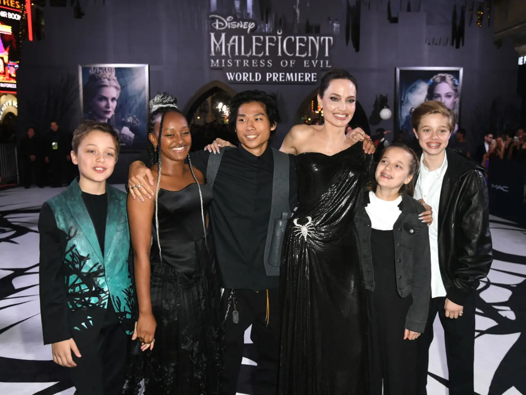 LOS ANGELES, CALIFORNIA - SEPTEMBER 30: (L-R) Knox Leon Jolie-Pitt, Zahara Marley Jolie-Pitt, Pax Thien Jolie-Pitt, Angelina Pitt, Vivienne Marcheline Jolie-Pitt and Shiloh Nouvel Jolie-Pitt arrive at the premiere of Disney's "Maleficent: Mistress Of Evil"  at the El Capitan Theatre on September 30, 2019 in Los Angeles, California. (Photo by Kevin Winter/Getty Images)