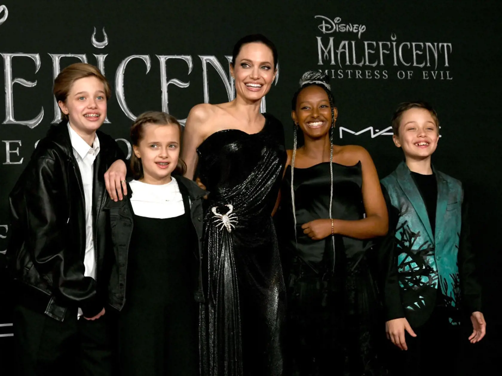 LOS ANGELES, CALIFORNIA - SEPTEMBER 30: (L-R) Shiloh Nouvel Jolie-Pitt, Vivienne Marcheline Jolie-Pitt, Angelina Jolie, Zahara Narley Jolie-Pitt and Knox Leon Jolie-Pitt arrive at the premiere of Disney's "Maleficent: Mistress Of Evil"  at the El Capitan Theatre on September 30, 2019 in Los Angeles, California. (Photo by Kevin Winter/Getty Images)
