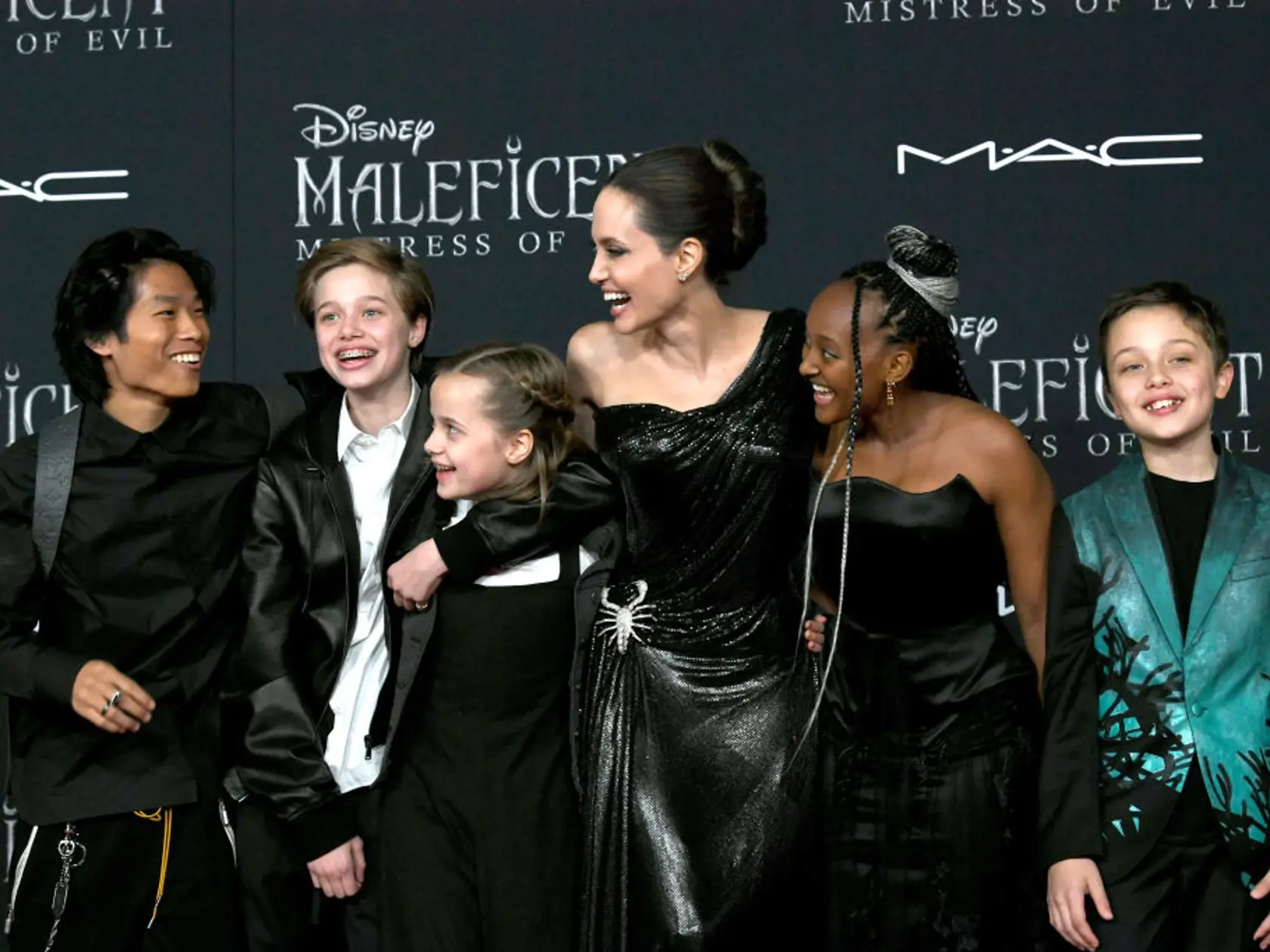 LOS ANGELES, CALIFORNIA - SEPTEMBER 30: (L-R) Pax Thien Jolie-Pitt, Shiloh Nouvel Jolie-Pitt, Vivienne Marcheline Jolie-Pitt, Angelina Jolie, Zahara Narley Jolie-Pitt and Knox Leon Jolie-Pitt arrive at the premiere of Disney's "Maleficent: Mistress Of Evil"  at the El Capitan Theatre on September 30, 2019 in Los Angeles, California. (Photo by Kevin Winter/Getty Images)
