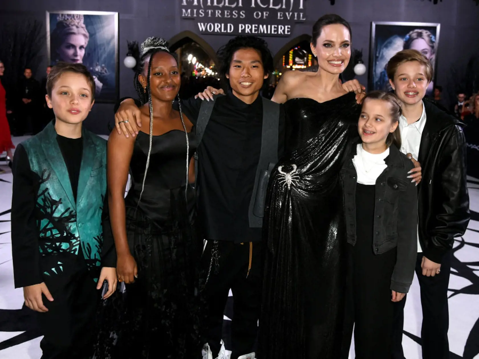 LOS ANGELES, CALIFORNIA - SEPTEMBER 30: (L-R) Knox Leon Jolie-Pitt, Zahara Marley Jolie-Pitt, Pax Thien Jolie-Pitt, Angelina Pitt, Vivienne Marcheline Jolie-Pitt and Shiloh Nouvel Jolie-Pitt arrive at the premiere of Disney's "Maleficent: Mistress Of Evil"  at the El Capitan Theatre on September 30, 2019 in Los Angeles, California. (Photo by Kevin Winter/Getty Images)