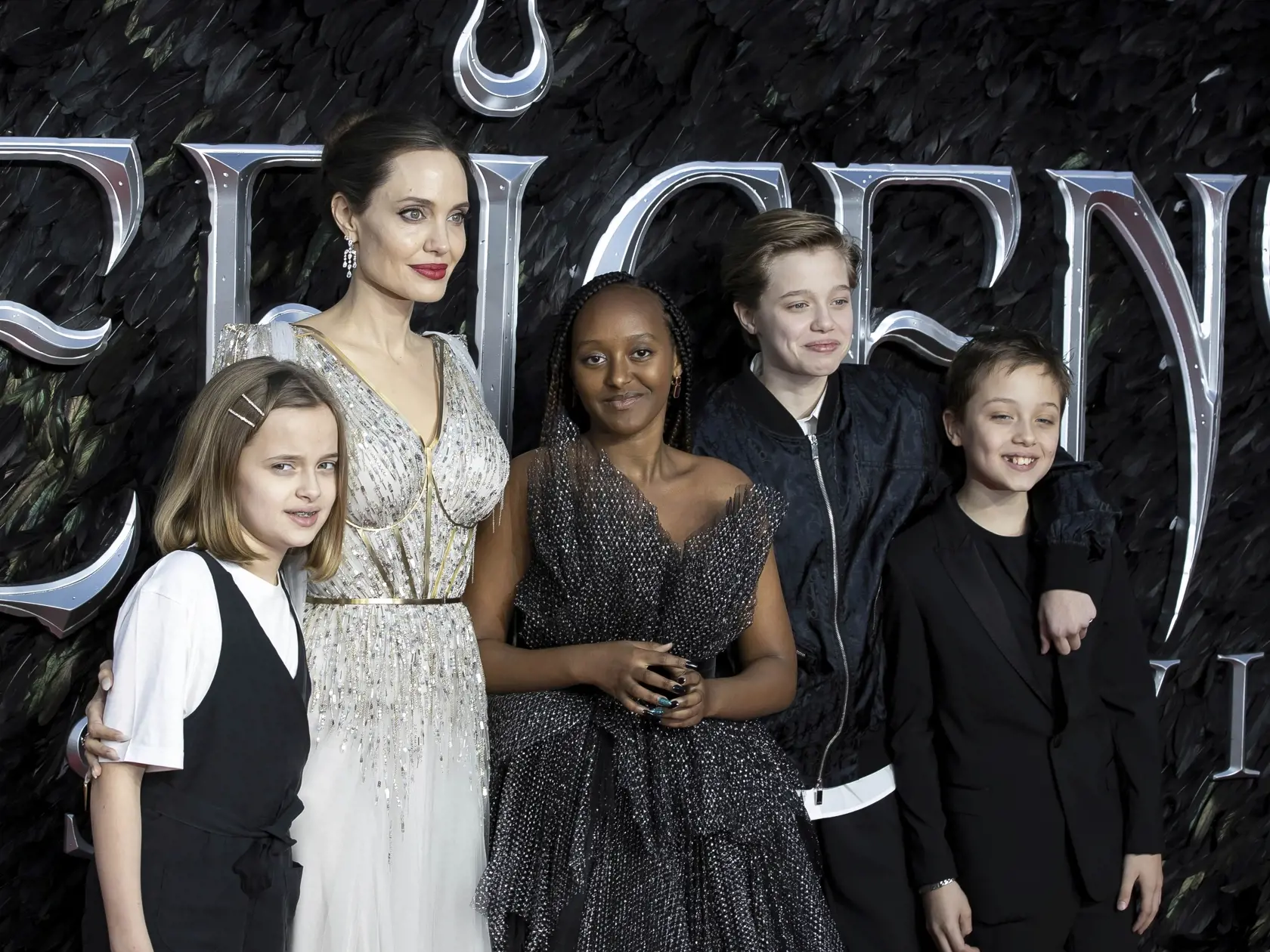 Nádherná Angelina Jolie na európskej premiére rozprávky Vládkyňa zla 2 v Londýne s deťmi, zľava, Vivienne Jolie-Pitt, Zahara Jolie-Pitt, Shiloh Jolie-Pitt, Knox Leon Jolie-Pitt