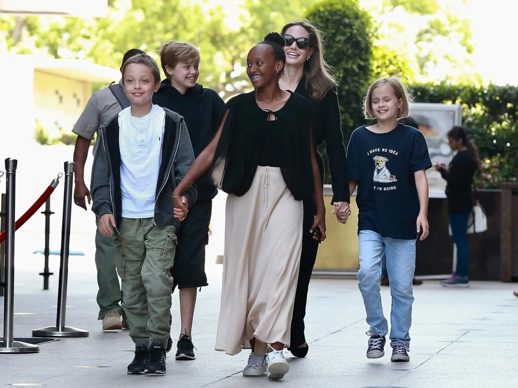 Angelina Jolie na Cambodia Town film festivale v Long Beach. Očividne v dobrej nálade. Kambodžu má herečka rada, priniesla si odtiaľ najstaršieho syna Maddoxa. 