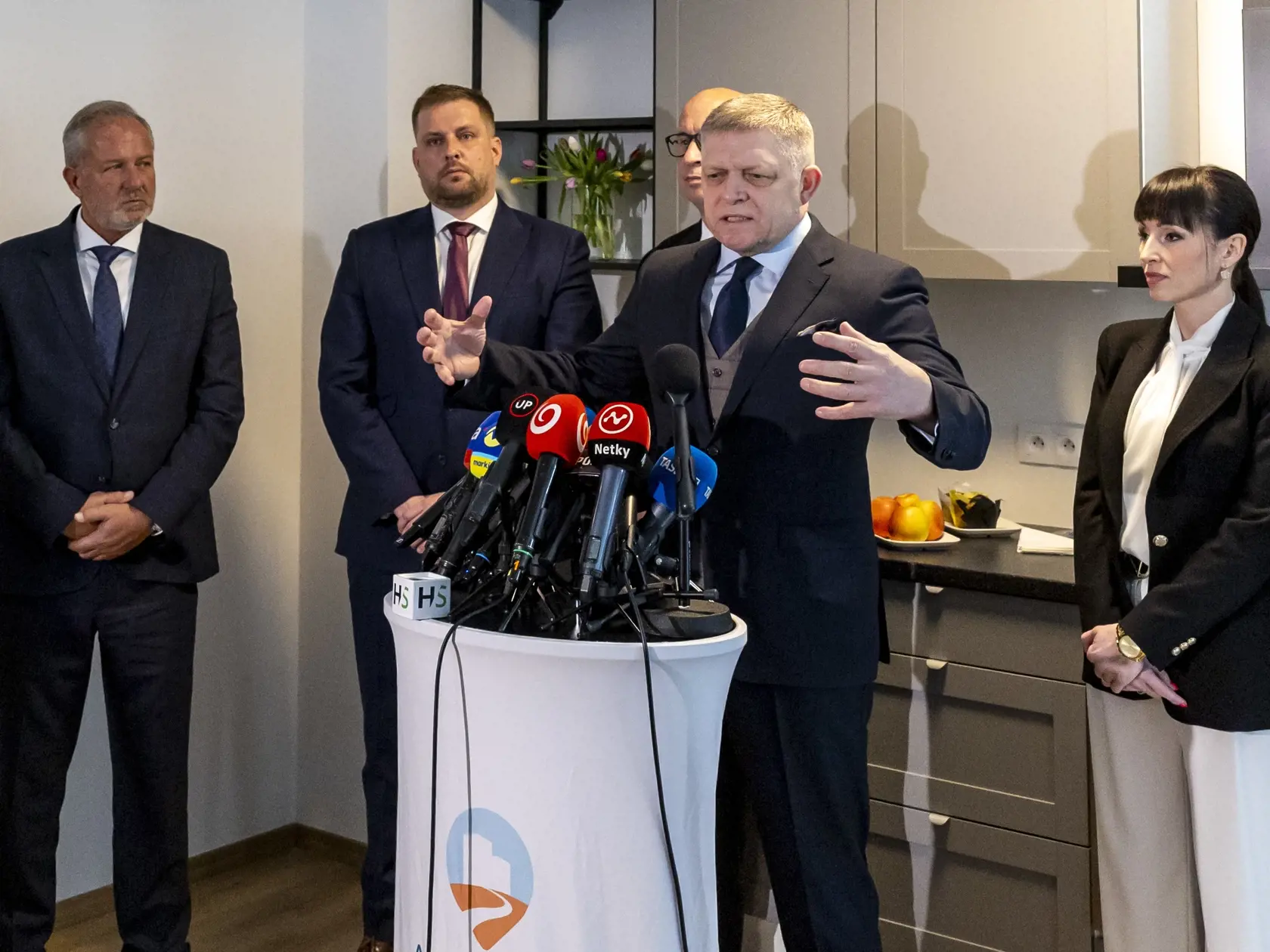 Tlačová konferencia predsedu vlády SR Roberta Fica a ministra dopravy SR Jozefa Ráža. Na snímke je premiér SR Robert Fico, riaditeľka agentúry Eva Lisová, minister dopravy Jozef Ráž, generálny riaditeľ Kooperativa poisťovňa Vladimír Bakeš a minister zdravotníctva Kamil Šaško. 