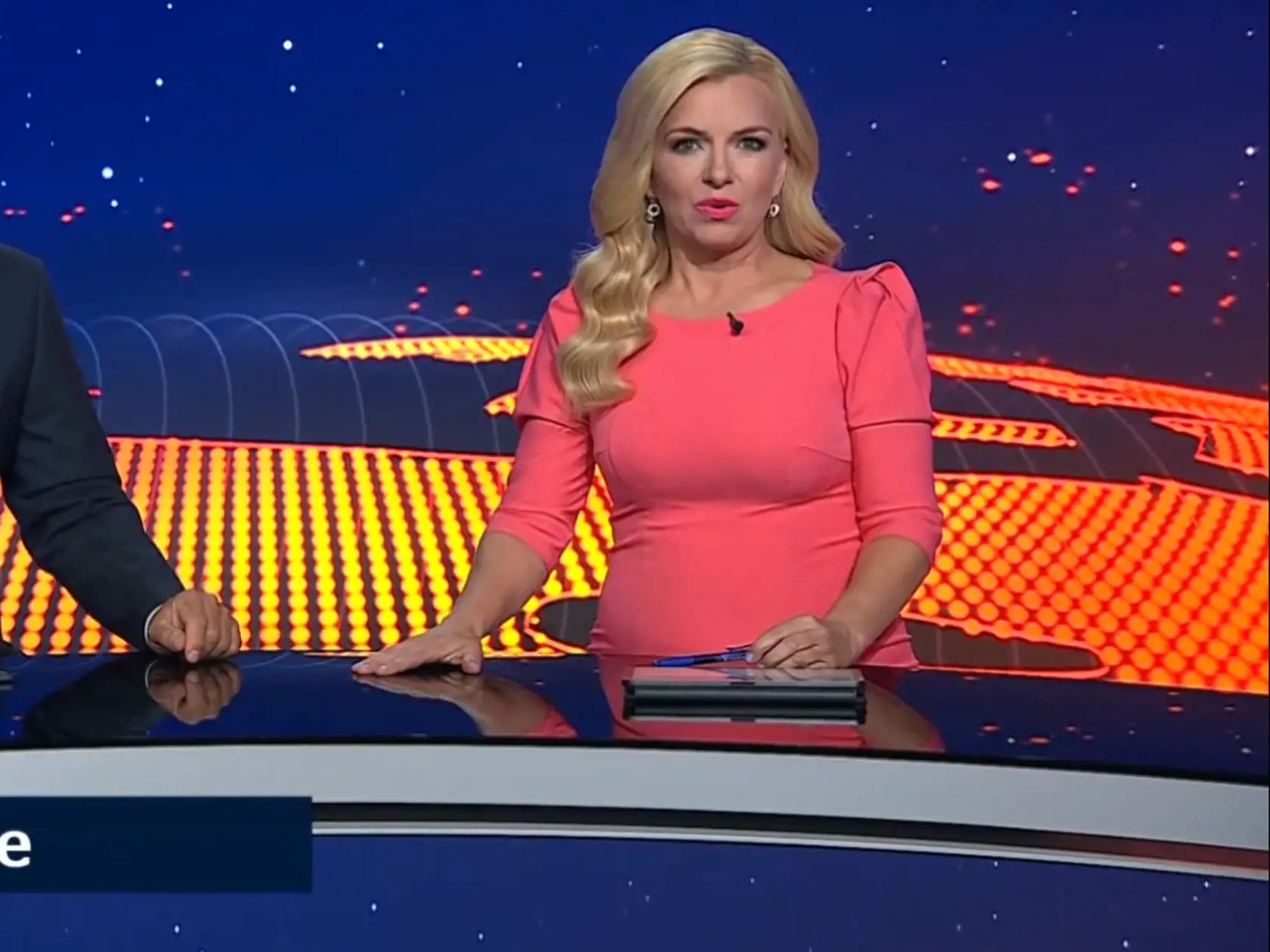 Zlatica v utorkových Televíznych novinách. Na sebe mala ružové obtiahnuté šaty, ktoré jej zbytočne zvýrazňovali nedostatky.