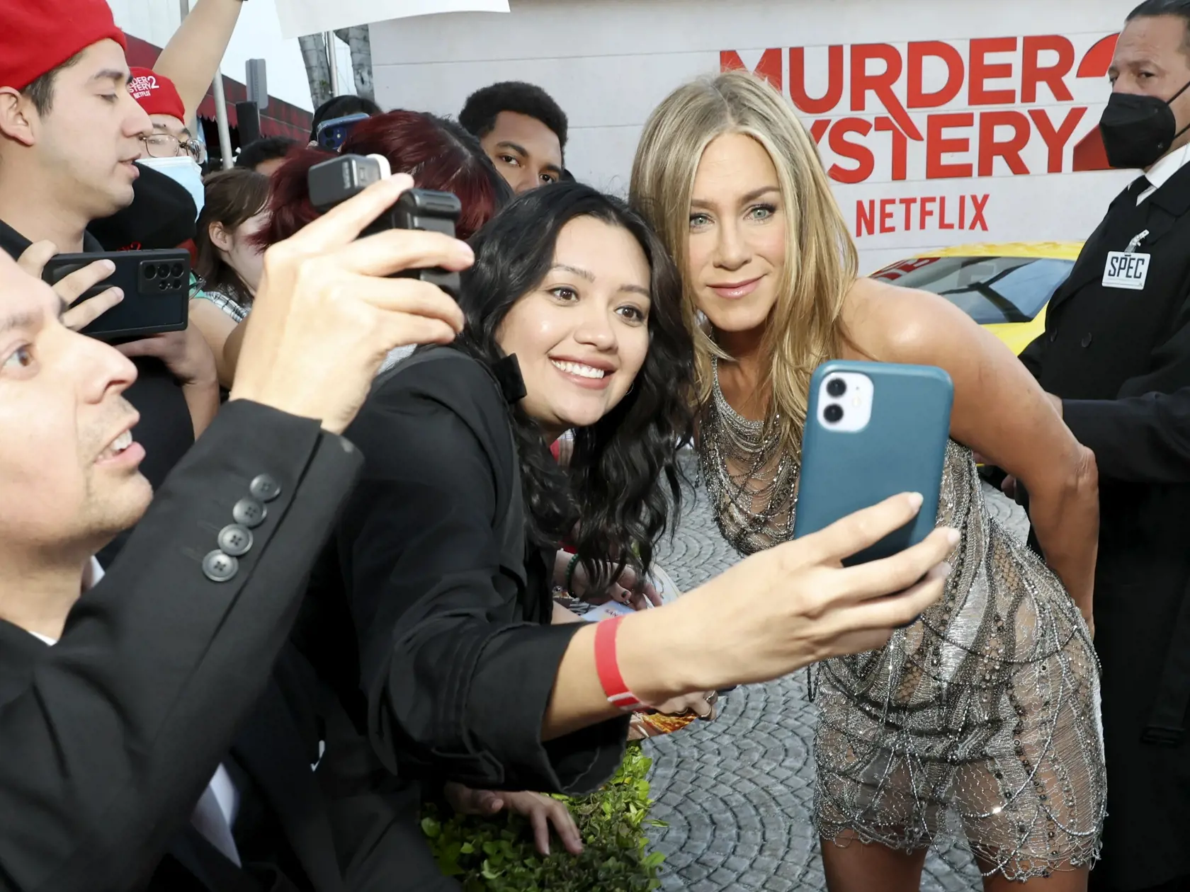 Herečka Jennifer Aniston vyzerá neuveriteľne, keď sa v utorok zúčastnila na premiére svojho najnovšieho filmu Záhada vraždy 2 v divadle Regency Village v Los Angeles.