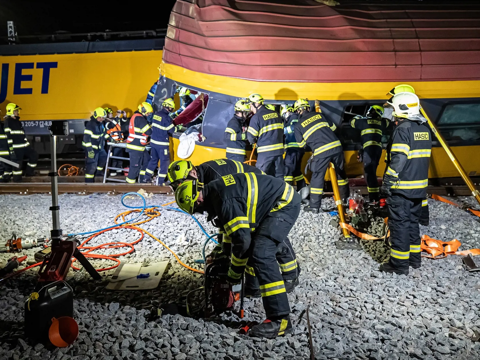 V Pardubiciach sa zrazil rýchlik s nákladným vlakom, zomreli 4 ľudia.