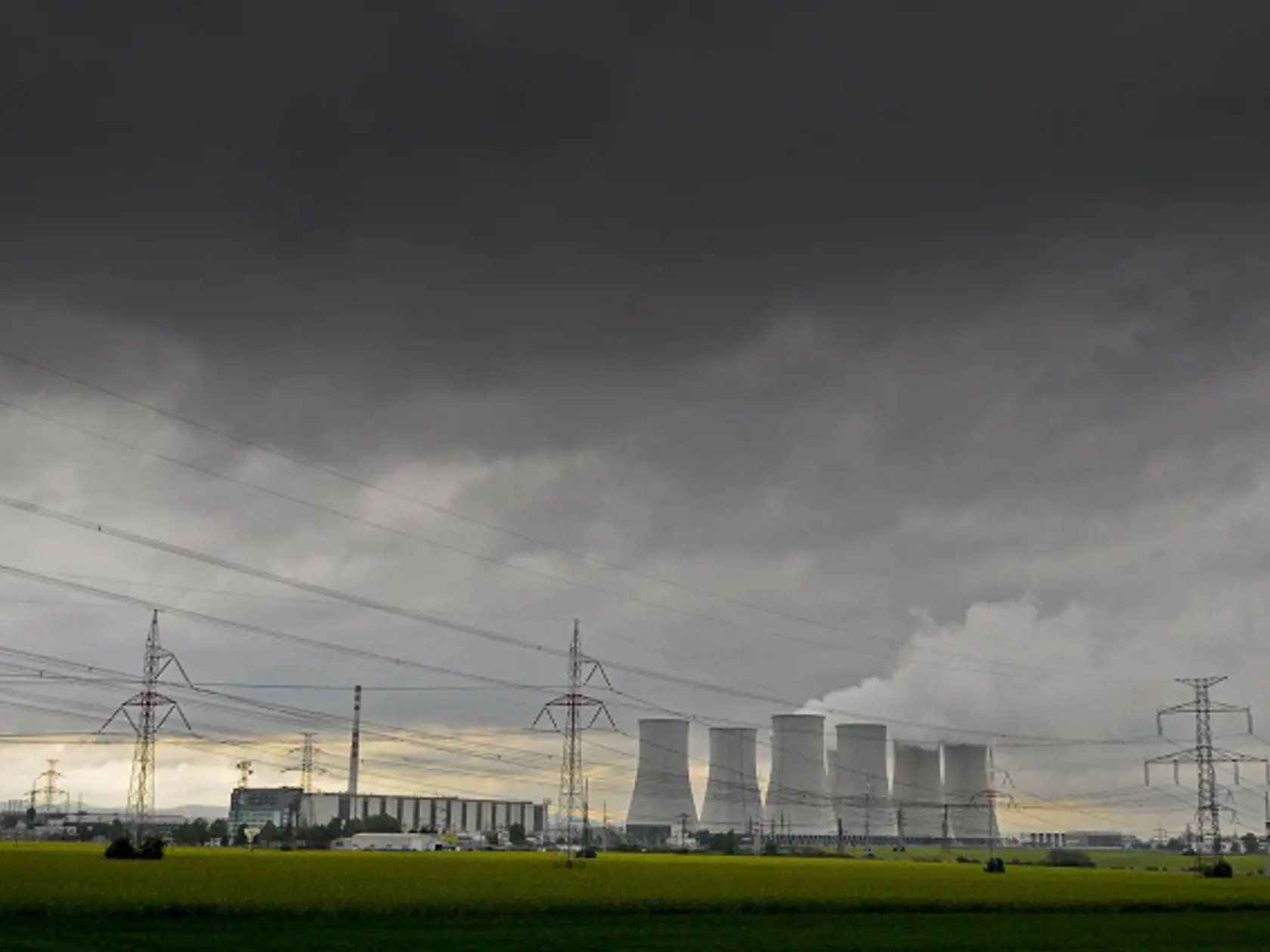 Ilustraèná snímka Jadrovej elektrárne Jaslovské Bohunice 3.mája 2011. FOTO TASR - Michal Svítok