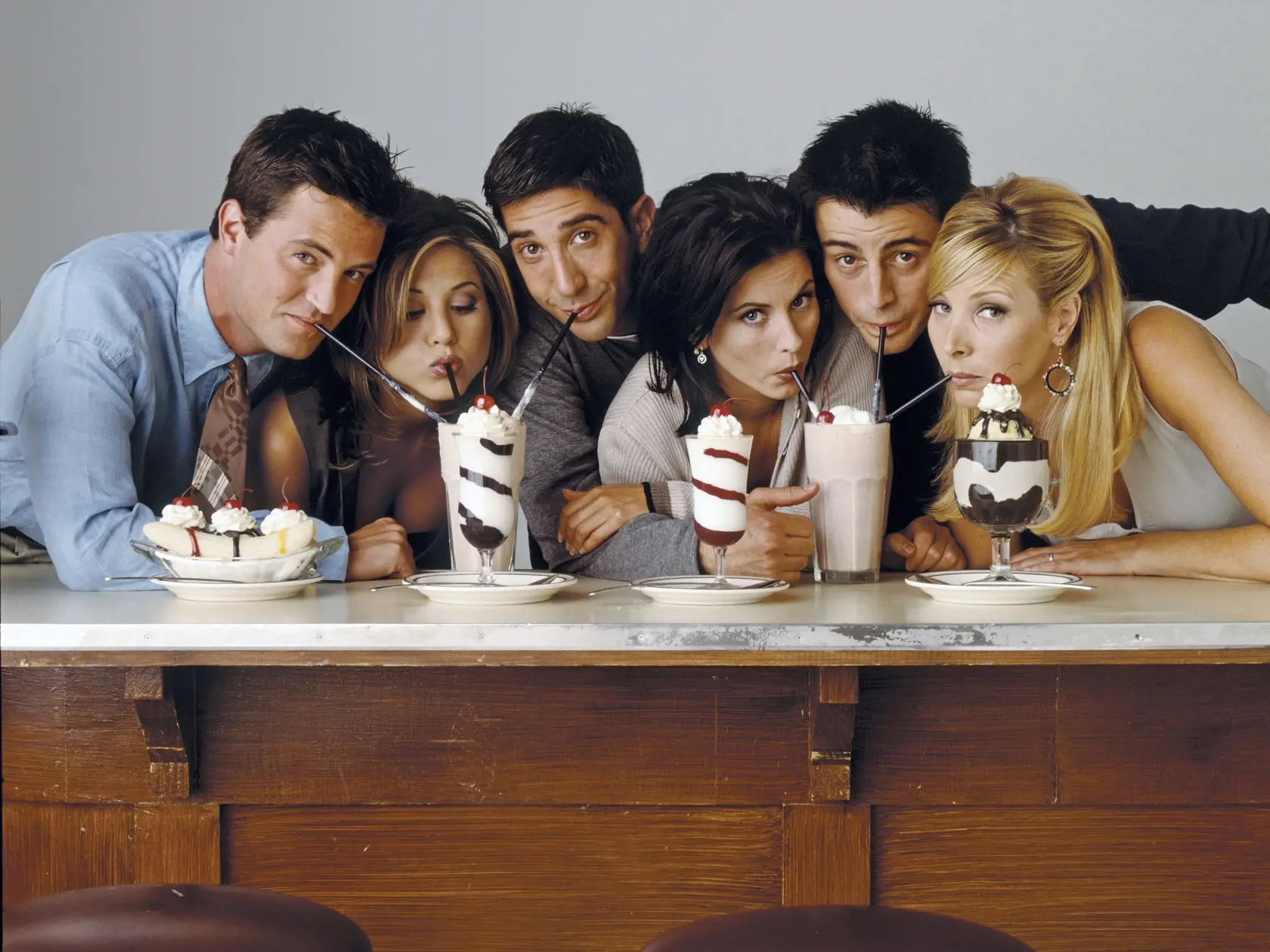 Matthew Perry (vľavo) so svojimi seriálovými kolegami