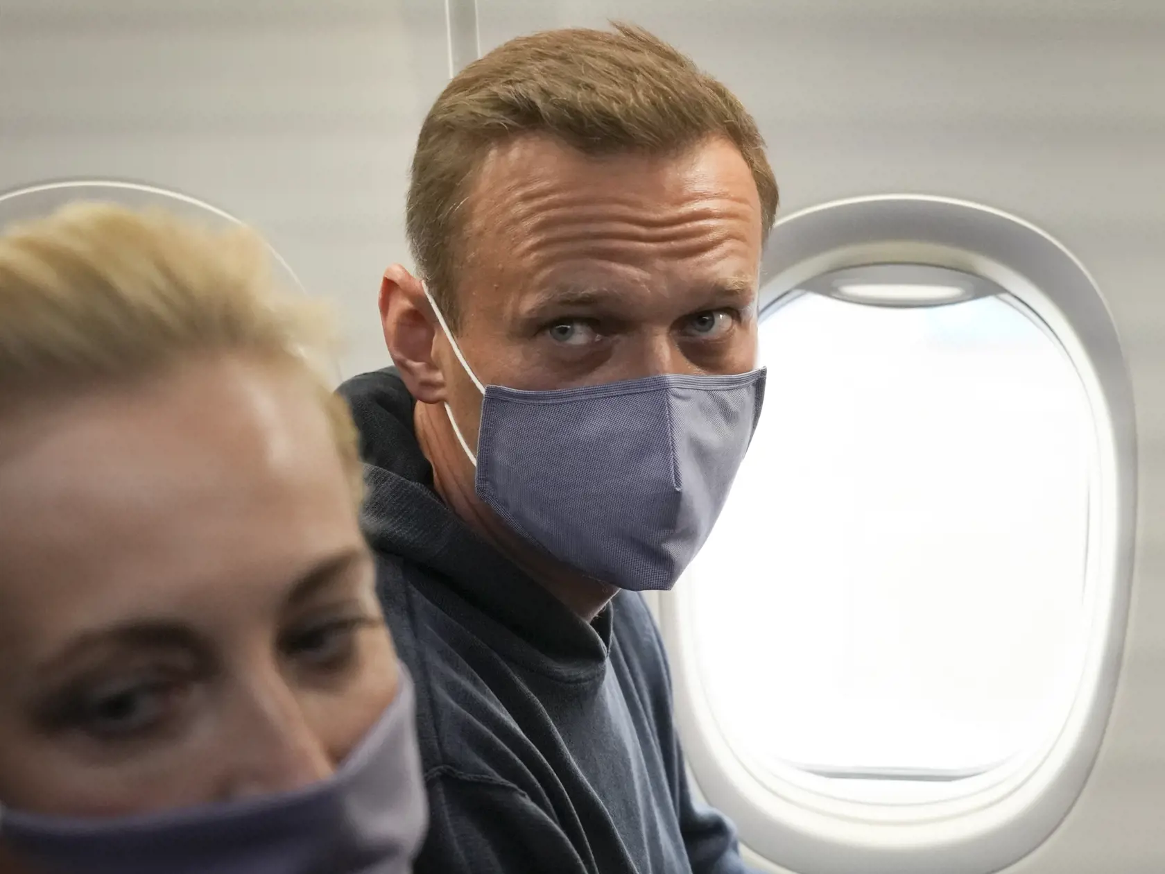 WA 54 Schönefeld - Ruský opozičný líder Alexej Navaľnyj (vpravo) a jeho manželka Julija sedia na svojom mieste na palube lietadla Boeing 737-800 ruskej leteckej spoločnosti Pobeda pred odletom z Letiska Berlín Brandenburg (BER) v Schönefelde v nedeľu 17. januára 2021. Navaľnyj sa vráti v nedeľu do vlasti z Nemecka, kde sa zotavoval z otravy nervovoparalytickou látkou. FOTO TASR/AP   

Alexei Navalny and his wife, Yulia sit in the plane prior to their flight to Moscow in the Airport Berlin Brande