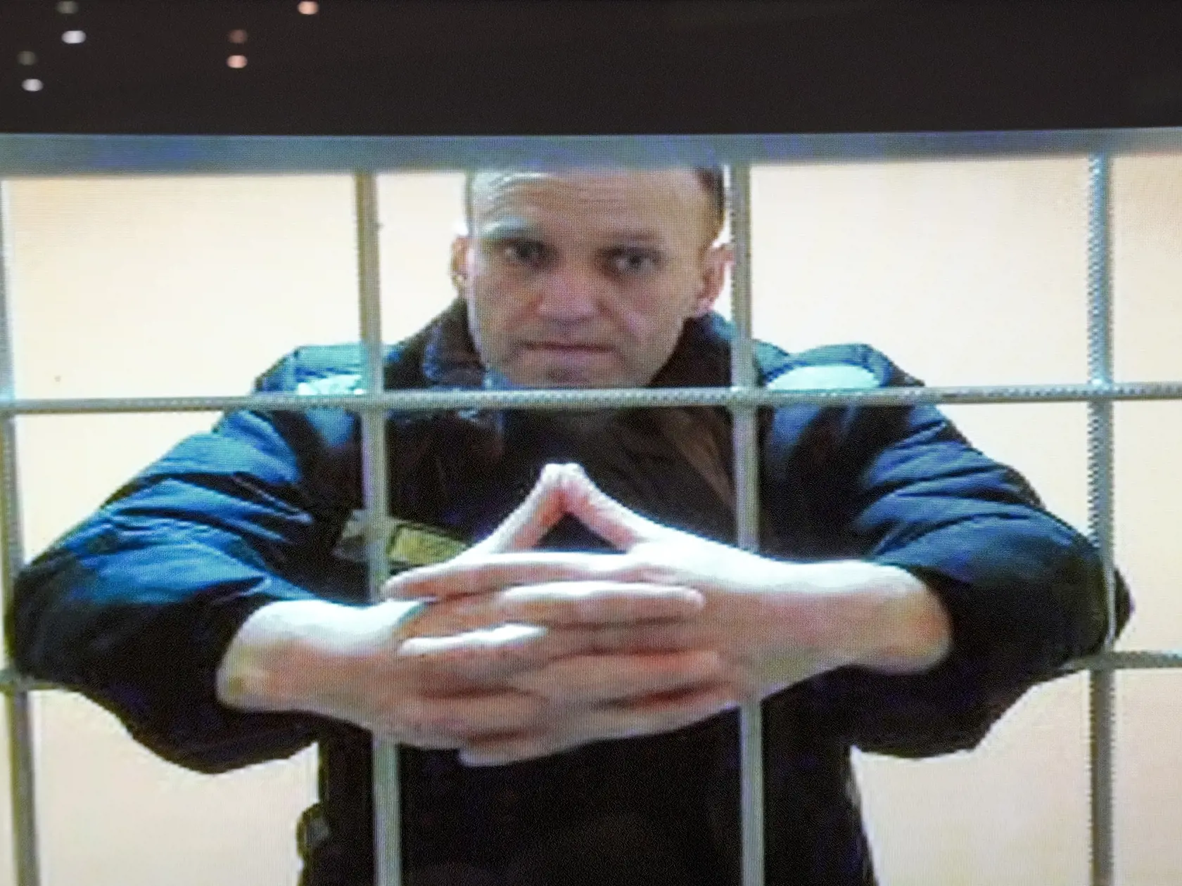 KK13 Moskva - Na archívnej snímke z 24. mája 2022 väznený ruský opozičný líder Alexej Navaľnyj počas videoprenosu v súdnej sieni v Moskve. Väznený líder ruskej opozície Alexej Navaľnyj v pondelok 15. augusta 2022 uviedol, že bol umiestnený na samotku po tom, čo založil v trestaneckej kolónii odborovú organizáciu.  FOTO TASR/AP
FILE - In this image provided by the Russian Federal Penitentiary Service, opposition leader Alexei Navalny appears on a video screen set up at Moscow City Court, on May 2