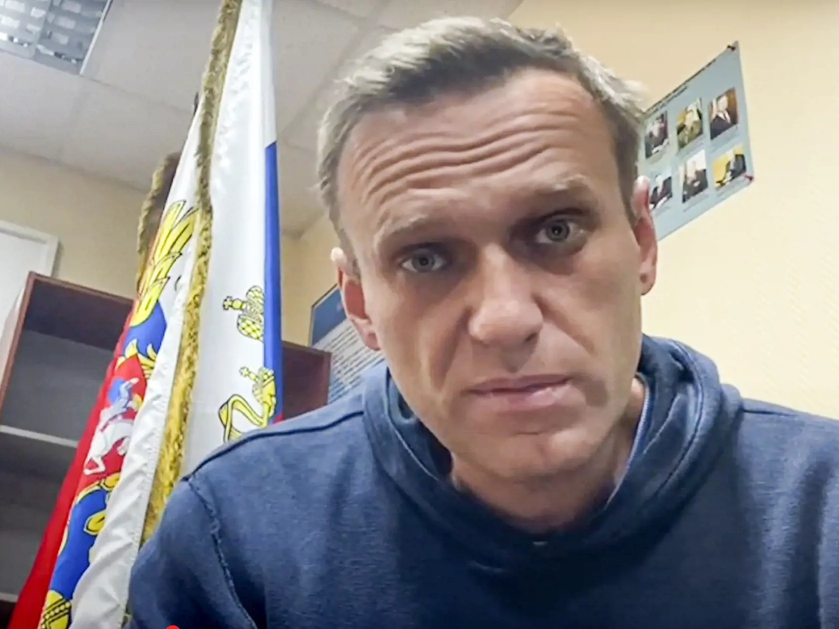 JB 25 Chimki - Na snímke z videa ruský opozičný líder Alexej Navaľnyj čaká na súdne vypočutie na policajnej stanici v meste Chimki pri Moskve 18. januára 2021. Súd v ruskom meste Chimki vzal v pondelok ruského opozičného politika Alexeja Navaľného na 30 dní do väzby. Na svojom konte na sociálnej sieti Twitter o tom informovala Navaľného hovorkyňa Kira Jarmyšová, ktorá spresnila, že Navaľnyj bude vo väzbe do 15. februára. Okolo policajnej stanice v Chimkách, kde zasadol súd, sa zišli desiatky ľud