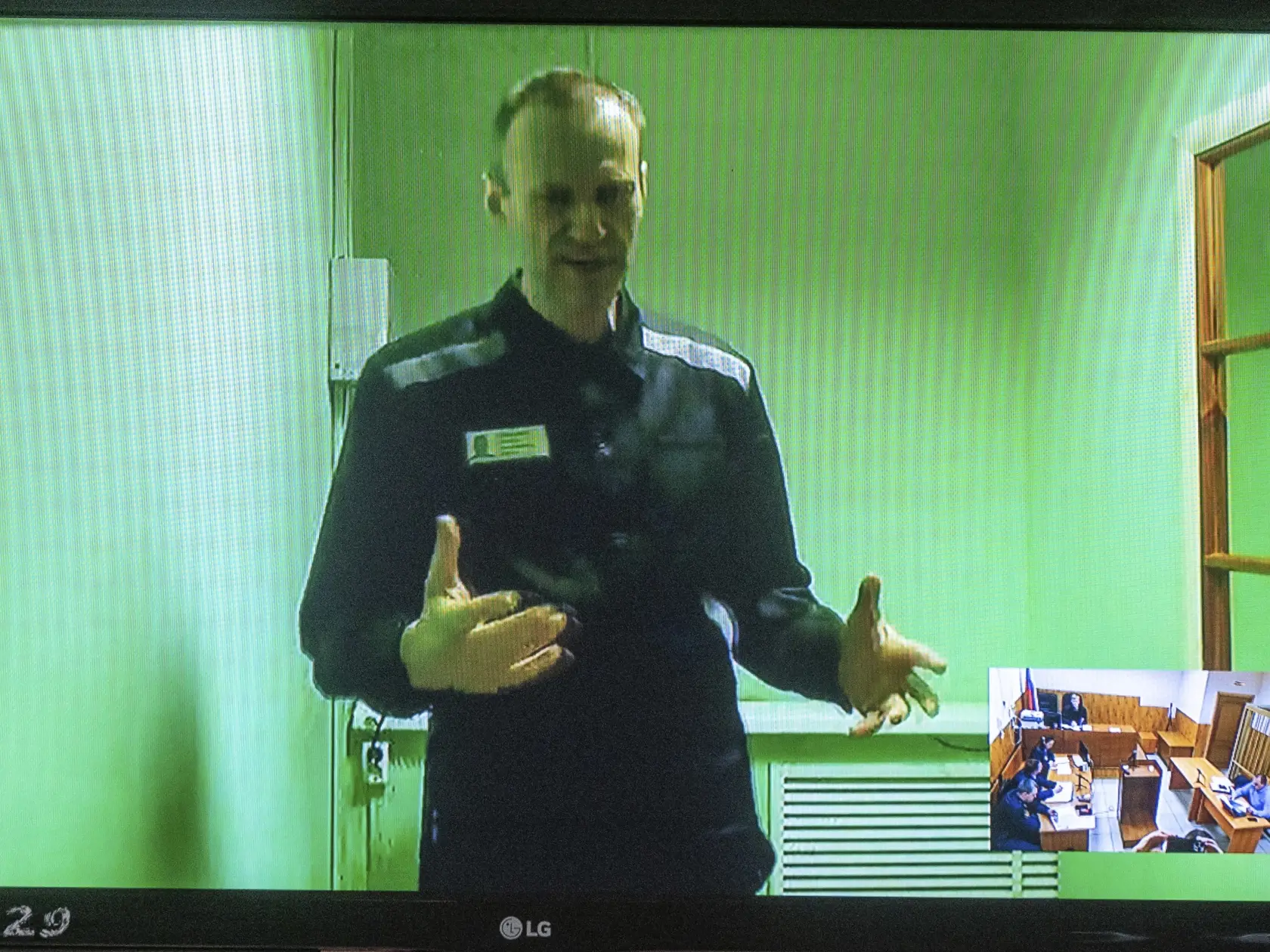 JB 25 Kovrov - Ruský opozičný líder Alexej Navaľnyj na TV obrazovke počas videolinku z väznice na súde v meste Kovrov, 240 km severovýchodne od Moskvy 2. septembra 2022. Navaľnyj si od februára vo väzení odpykáva trest za staré obvinenia zo sprenevery. FOTO TASR/AP 

Russian opposition leader Alexei Navalny is seen on a TV screen, as he appears in a video link from prison provided by the Russian Federal Penitentiary Service in a courtroom in Kovrov, 240 km (150 miles) north-east of Moscow, Russi