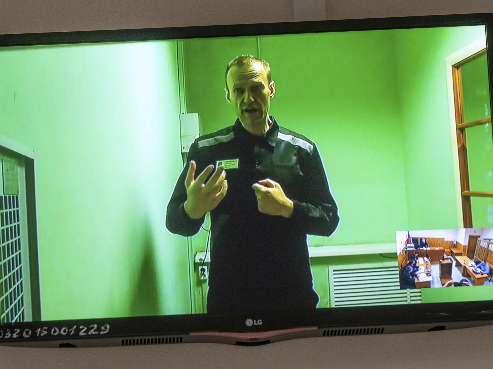 JB 24 Kovrov - Ruský opozičný líder Alexej Navaľnyj na TV obrazovke počas videolinku z väznice na súde v meste Kovrov, 240 km severovýchodne od Moskvy 2. septembra 2022. Navaľnyj si od februára vo väzení odpykáva trest za staré obvinenia zo sprenevery. FOTO TASR/AP 

Russian opposition leader Alexei Navalny is seen on a TV screen, as he appears in a video link from prison provided by the Russian Federal Penitentiary Service in a courtroom in Kovrov, 240 km (150 miles) north-east of Moscow, Russi