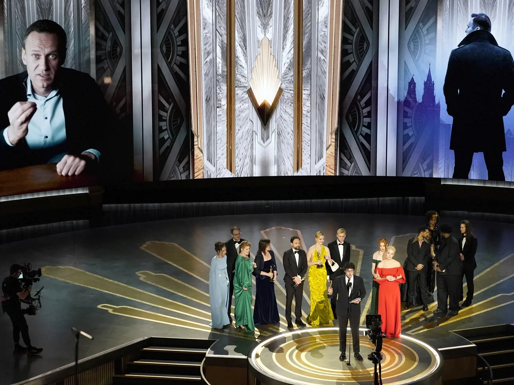 EBE 17 Los Angeles - Na snímke uprostred dole kanadský režisér Daniel Rohersi získal Oscara v kategórii najlepší dokumentárny film Americkej akadémie filmových umení a vied (AMPAS) za film Navaľnyj (Navalny) o ruskom opozičnom politikovi Alexejovi Navaľnom v divadle Dolby Theatre v Los Angeles v noci na pondelok 13. marca 2023. FOTO TASR/AP

Daniel Roher and the members of the crew from "Navalny" accept the award for best documentary feature film at the Oscars on Sunday, March 12, 2023, at the D