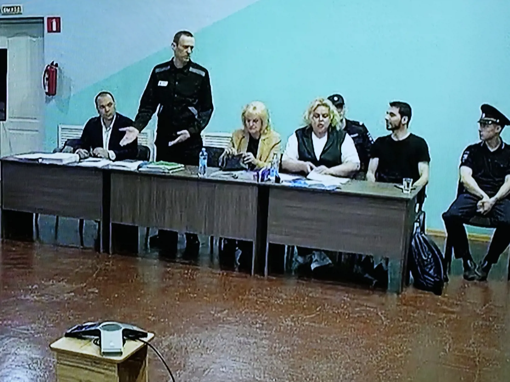 WA 1 Melechovo - Na snímke väznený ruský opozičný vodca Alexej Navaľný (druhý zľava) stojí v súdnej sieni počas ďalšieho procesu, ktorý sa voči nemu začal vo väznici s najprísnejším stupňom stráženia v Melechove vo Vladimírskej oblasti, zhruba 250 kilometrov východne od Moskvy v pondelok 19. júna 2023. Navaľnyj tentokrát čelí obvineniam z extrémizmu. Navaľnyj - úhlavný nepriateľ Kremľa -  si v tejto väznici odpykáva deväťročný trest za údajný podvod a pohŕdanie súdom. Okrem toho čelí aj obžalobe