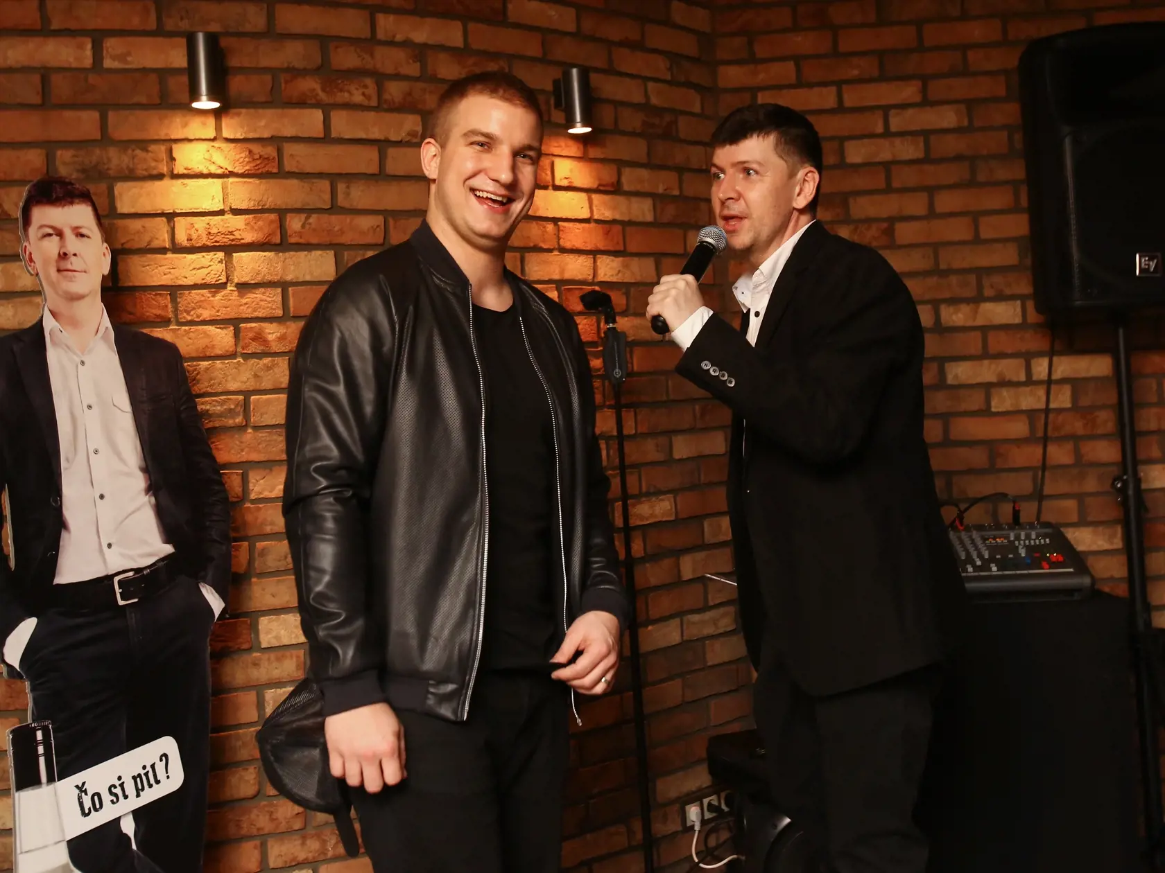 Na snimke Andrej Bican a Lukas Adamec pocas krstu Bicanovej novej vodky s nazvom NIC.