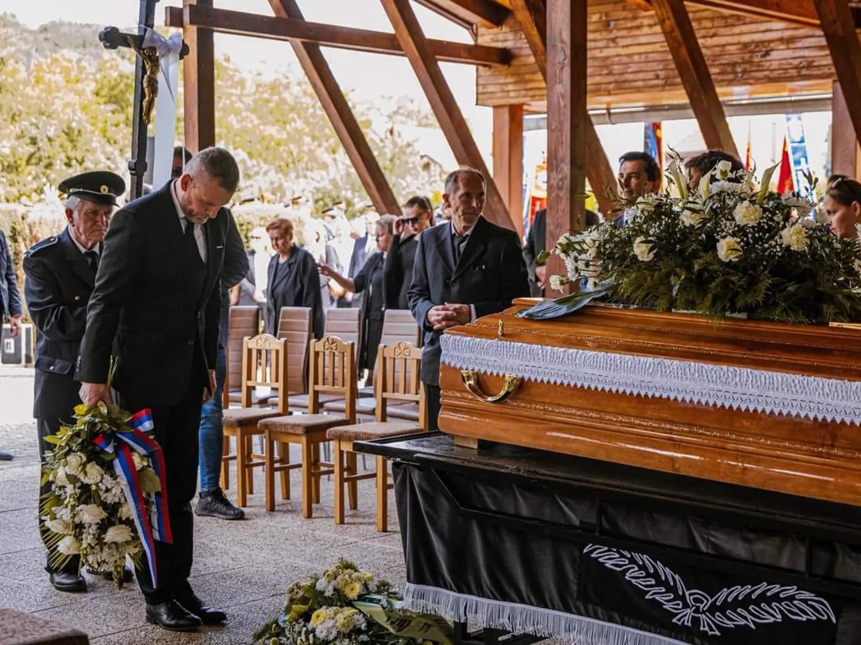 Peter Pellegrini, novozvolený prezident Slovenskej republiky, vohnal slzy do očí rodinám hasičov, ktorí zahynuli na diaľnici D1. Prišiel osobne na oba pohreby, priniesol veľké vence a pred rakvami hasičov sa poklonil. Venoval im aj dojímavé slová.