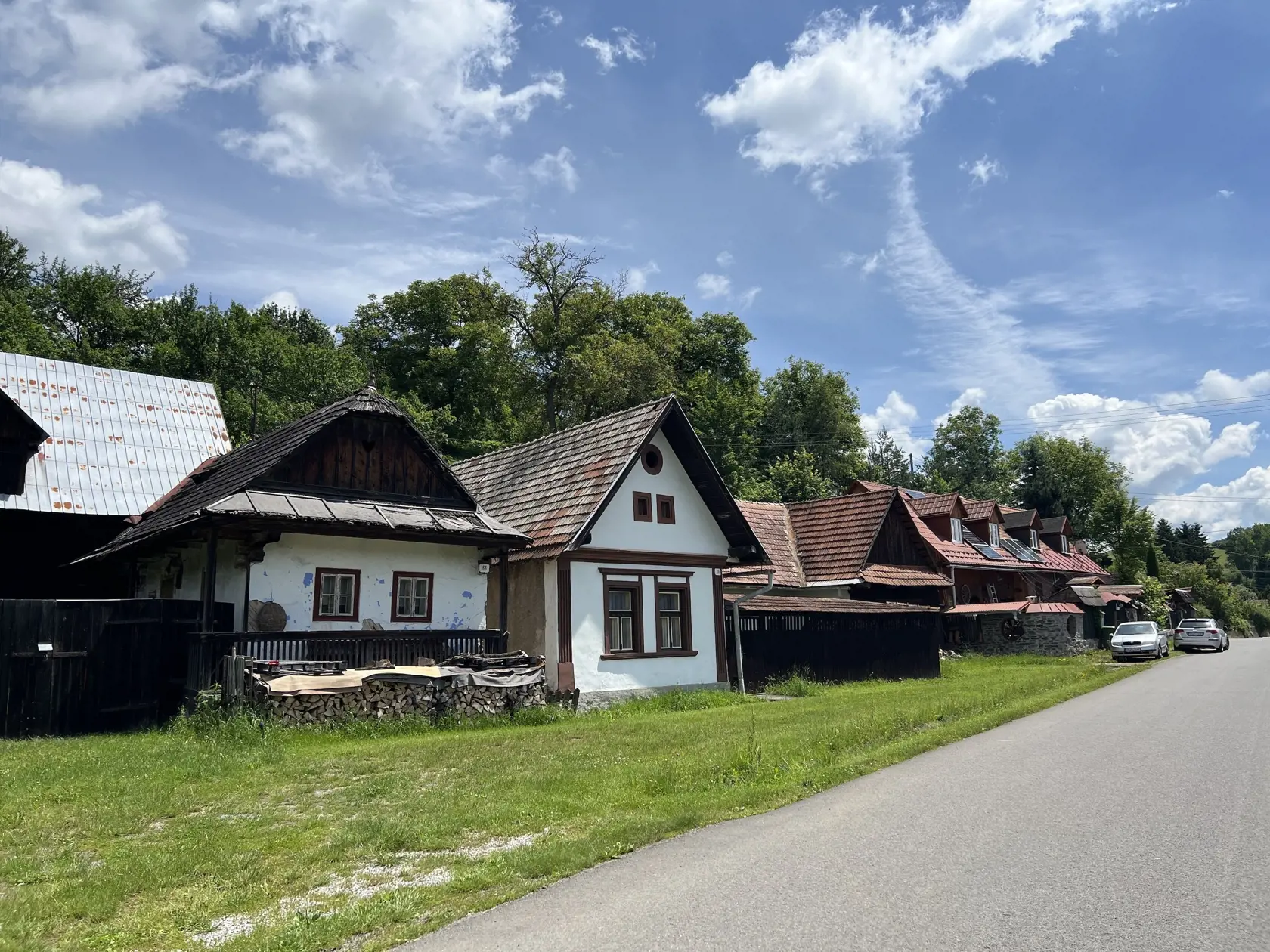 Starostka poukazuje aj na ďalší problém - kompostoviská biologicko-rozložiteľného kuchynského odpadu v záhradách rodinných domov. “Ministerstvo životného prostredia nám prikázalo, aby ich mali rodinné domy v záhradách. No aj tie môžu lákať medvede. Keď sme občanom zadali, aby si kompostoviská povinne zabezpečili, mnohí to z tohto dôvodu odmietli. Pred dvomi rokmi som to načrtla aj vtedajšiemu ministrovi,” vysvetľuje.