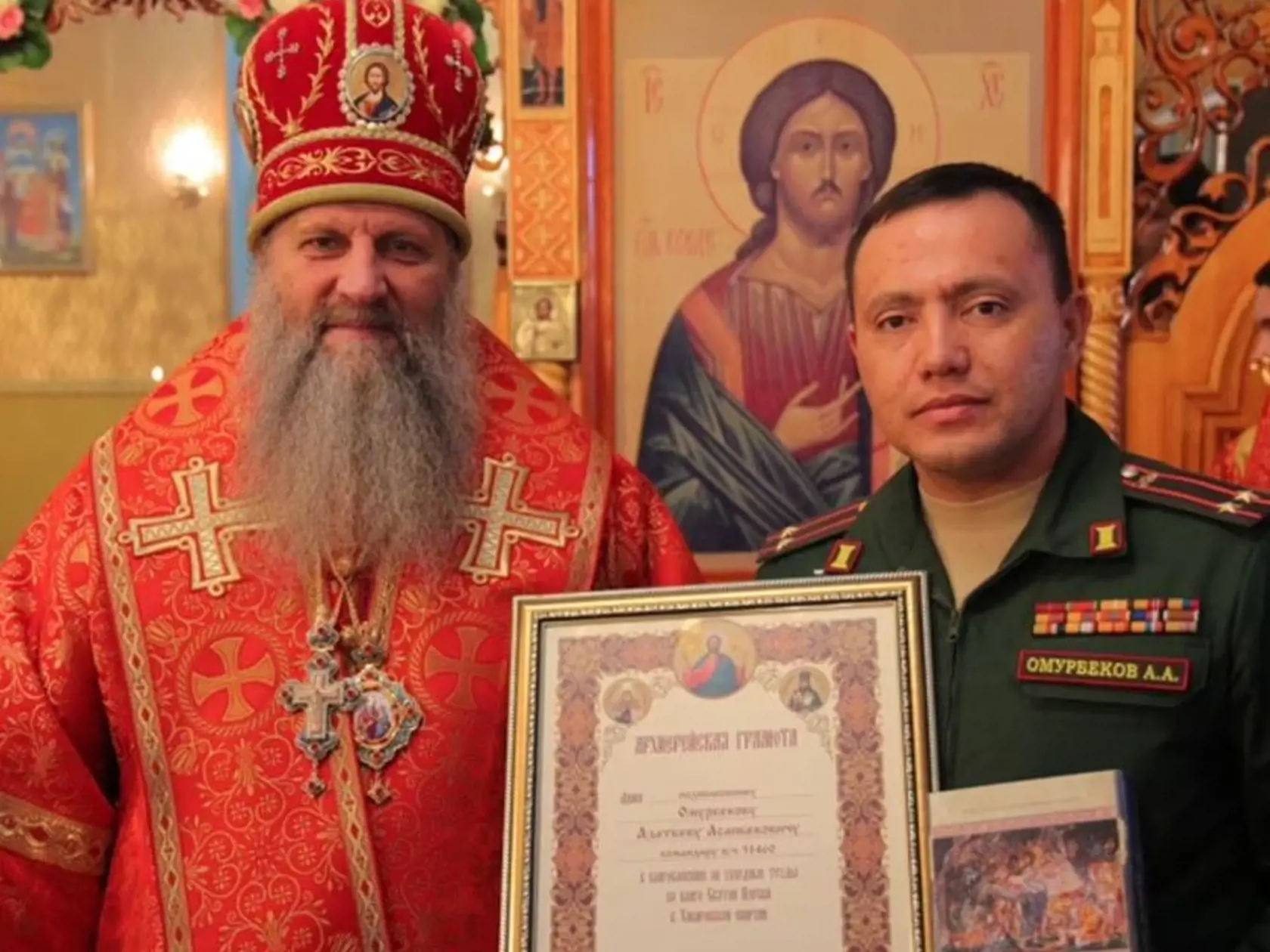 „Vaši synovia sú vrahovia. Kati. Lupiči,“ odkázal prezident Zelenskyj ruským matkám po tom, čo úrady zverejnili identitu predpokladaných „mäsiarov z Buče“. Ich veliteľom vraj bol mladý podplukovník Azatbek Asanbekovič Omurbekov, líder 64. samostatnej motostreleckej brigády. Sám podľa Kyjeva zabíjal a znásilňoval ženy, pričom jeho podriadení vraždili nevinných nielen v Buči, ale aj v Irpini či v Hostomeli. Najmladší z týchto katov mali len 23 rokov...
