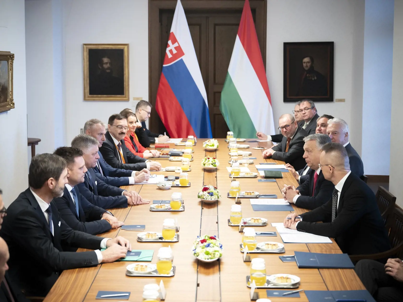 KK61 Budapešť - Na snímke slovenský premiér Robert Fico (piaty zľava), minister zahraničných vecí a európskych záležitostí SR Juraj Blanár (tretí zľava), maďarský šéf diplomacie Péter Szijjártó (vpravo) a maďarský premiér Viktor Orbán (druhý vpravo) počas stretnutia v Budapešti 16. januára 2024. FOTO TASR/DUNA/MTI - Vivien Cher Benko
In this picture issued by the Hungarian PM’s Press Office, Slovakian Prime Minister Robert Fico (5L), Slovakian Minister of Foreign and European Affairs Juraj Blana