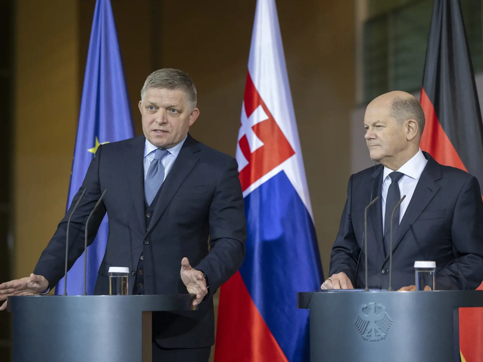 Na snímke sprava nemecký kancelár Olaf Scholz a predseda vlády SR Robert Fico (Smer-SD) počas vyhlásenia pre médiá v rámci prijatia v Berlíne 24. januára 2024. FOTO TASR – Martin Baumann
