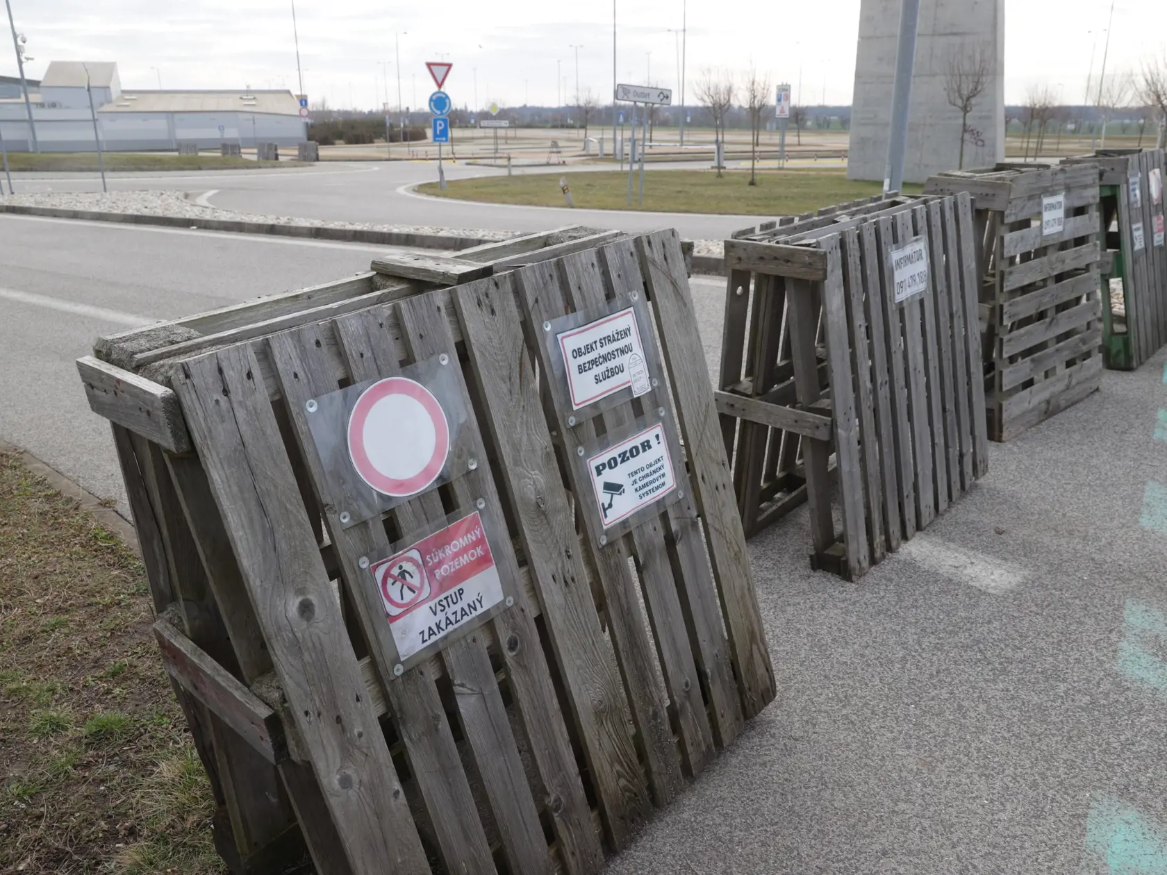 Na jednej s cedúľ je uvedené číslo aj číslo na informátora.