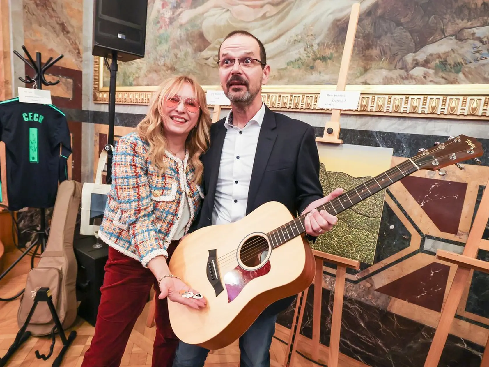 Kateřina Žbirková dala do dražby manželovu obľúbenú gitaru.