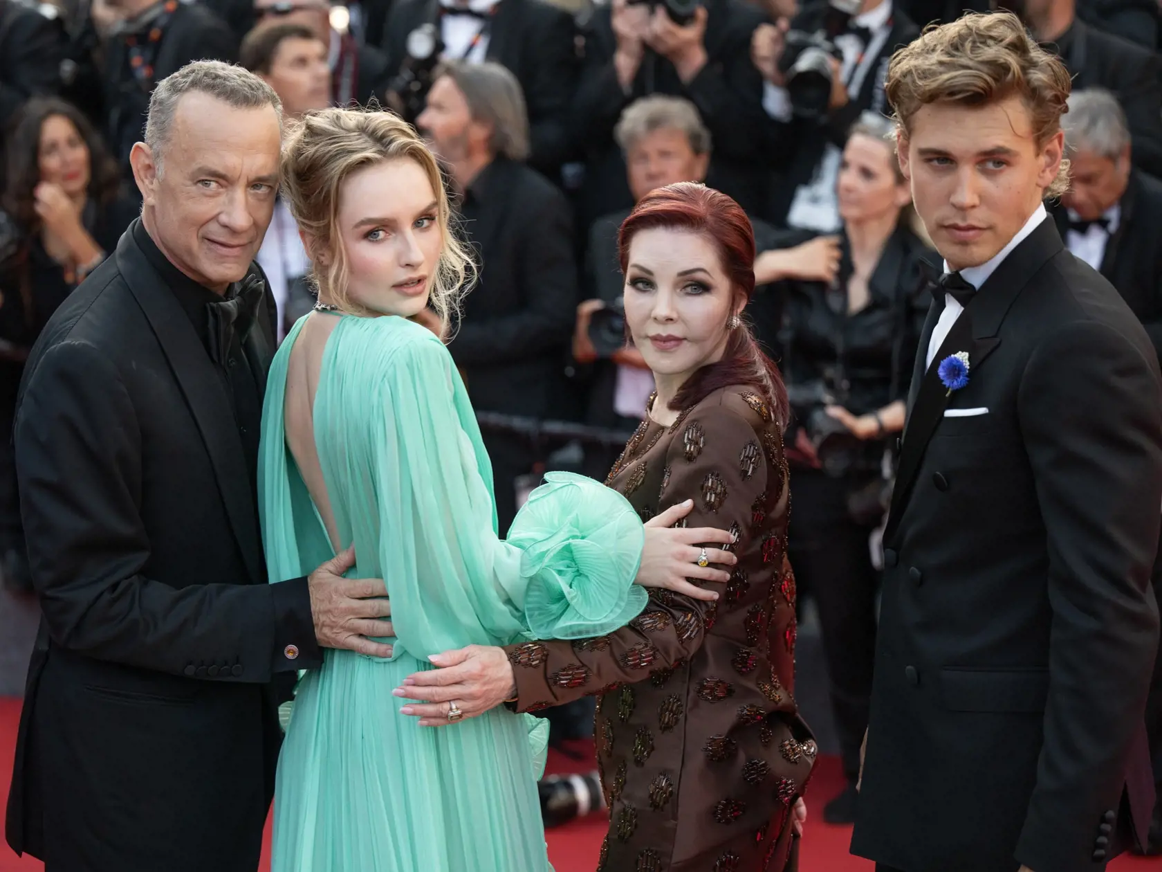 Manželka Elvisa Presleyho, Priscilla Presley, pózuje s Tomom Hankson a austrálskym hercom Austinom Butlerom, ktorý vo filme stvárnil legendárneho speváka.