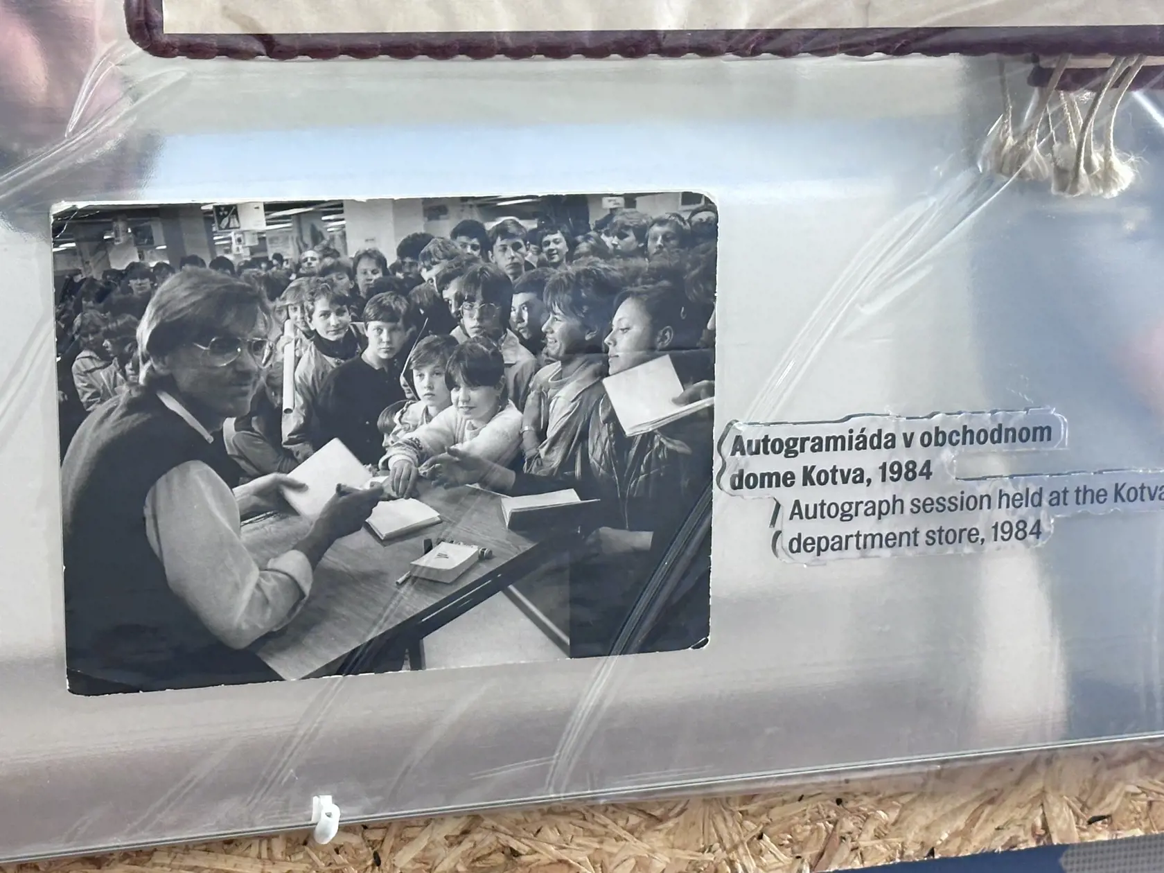 80-te roky a Mekyho autogramiáda. Fotografia je dôkazom, že hudba oslovila všetky generácie.
