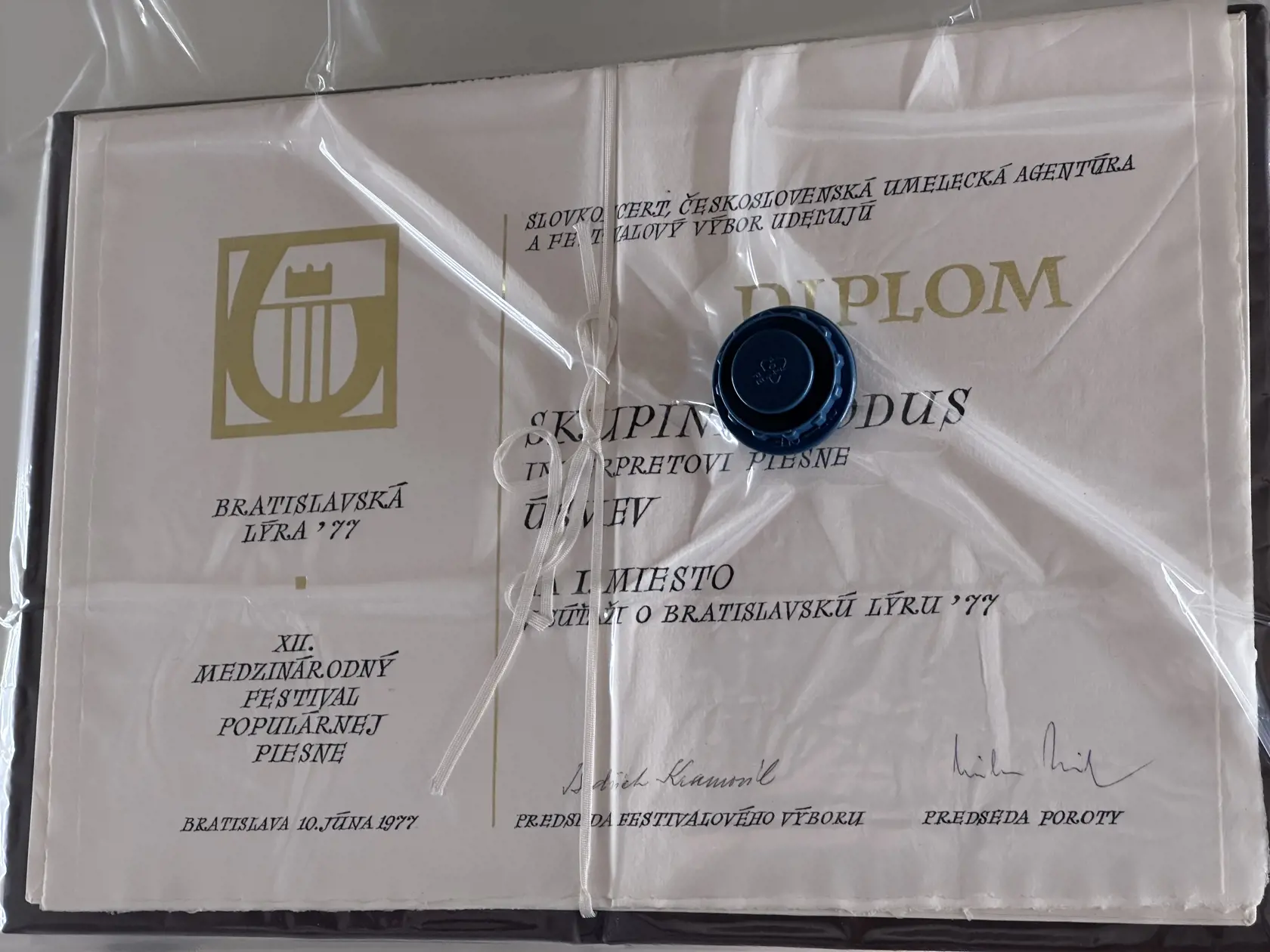 Bratislavská lýra pre Modus za pieseň Úsmev z roku 1977.