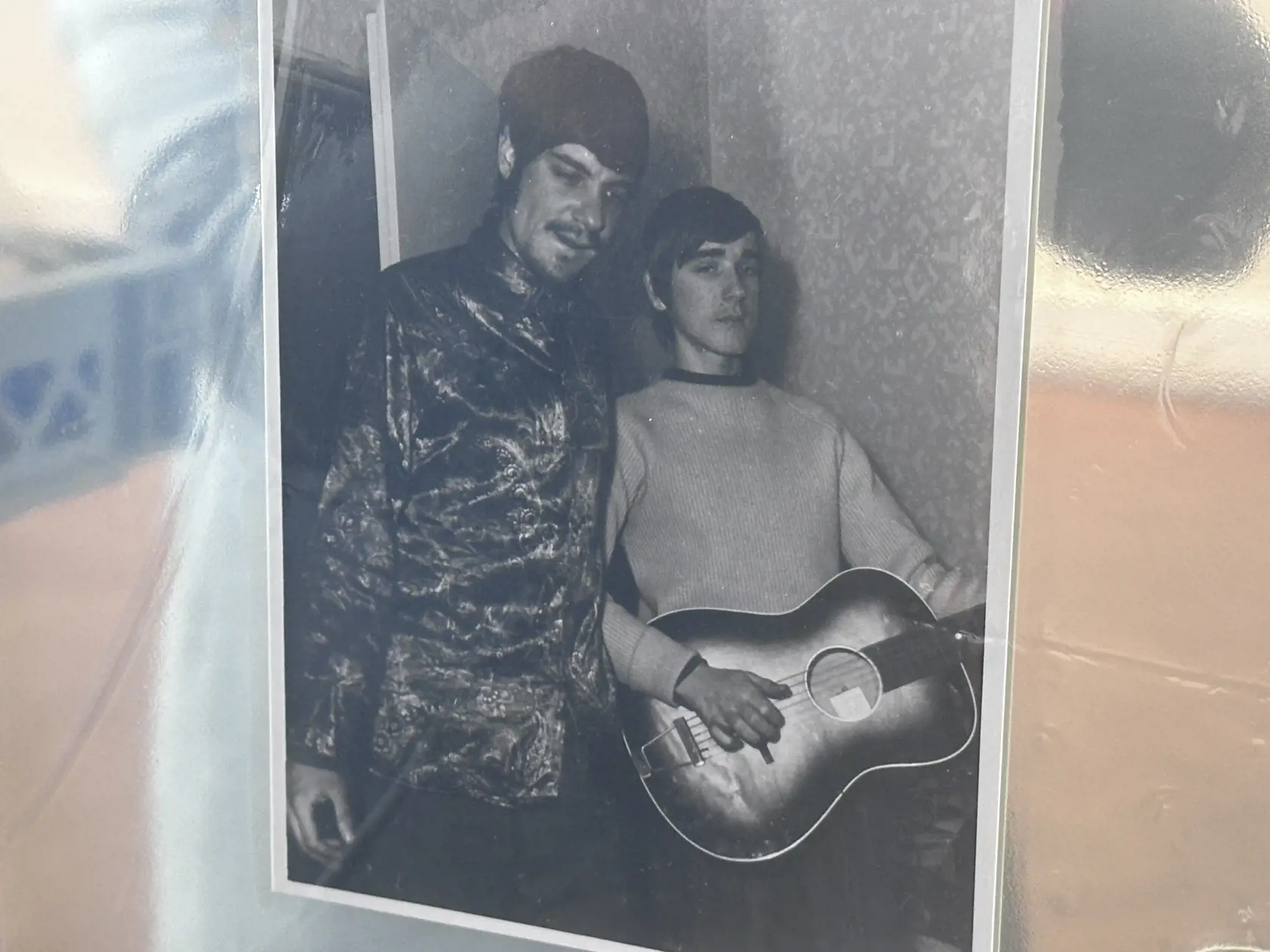 Meky s bratom Jasonom a prvou gitarou.