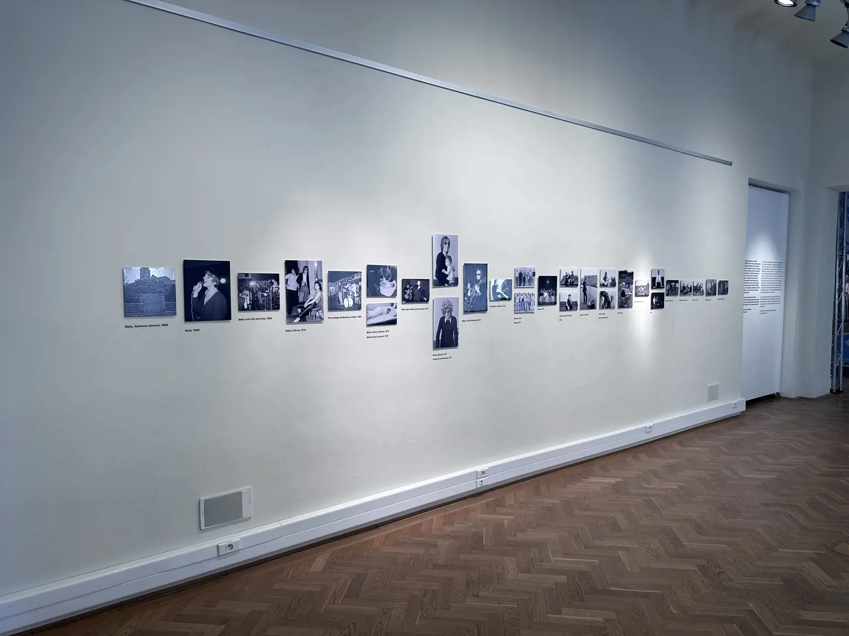 Chronológia fotografií mapujúcich život Mekyho v rokoch 1968-2007.