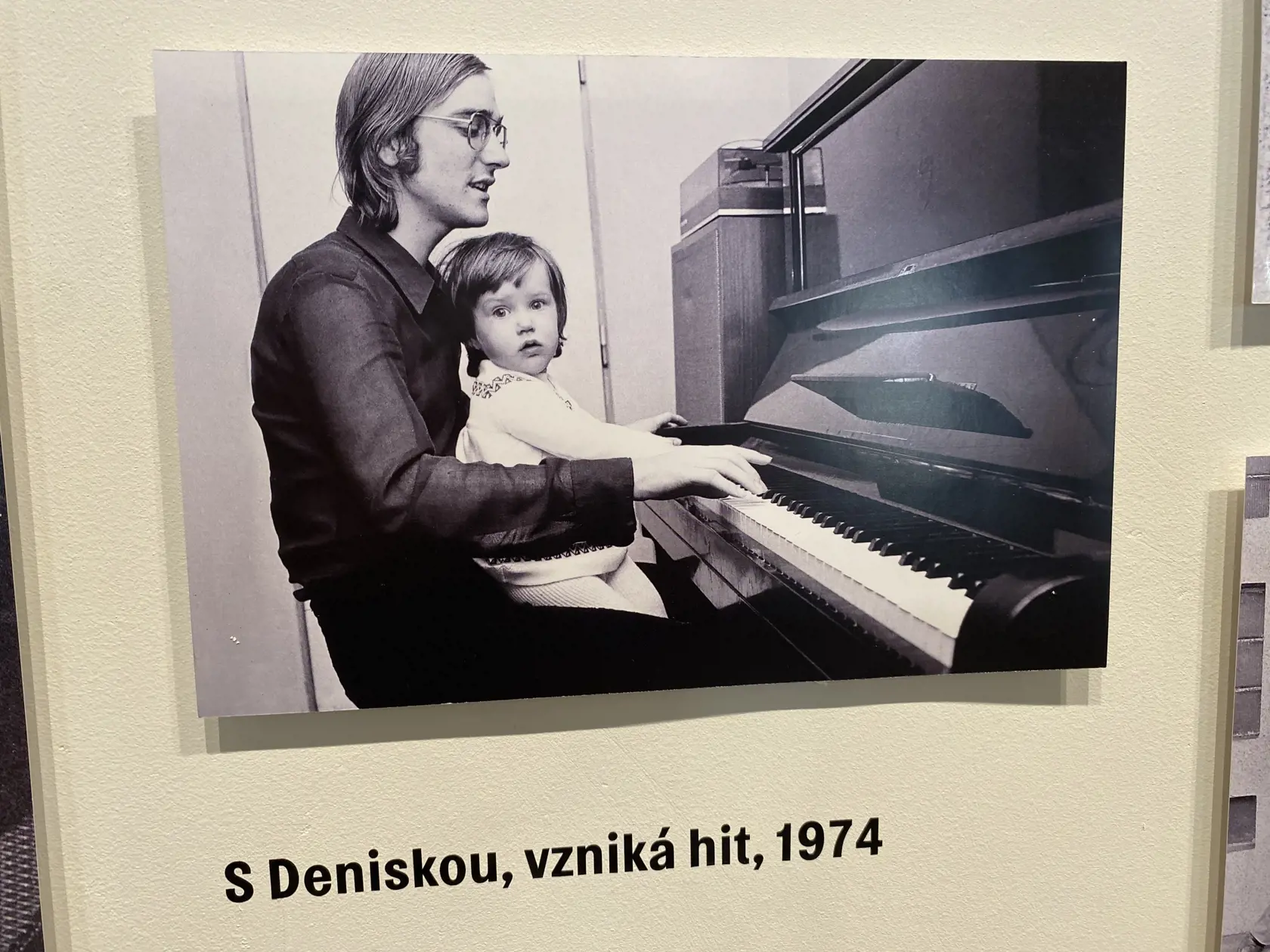 Výstavu o živote zosnulého speváka Mira Žbirku otvorili 1. decembra 2023 vo Východoslovenskom múzeu. Zároveň uviedli do života knihu o ňom. Ružovými lupienkami ju pokrstila Marika Gombitová.