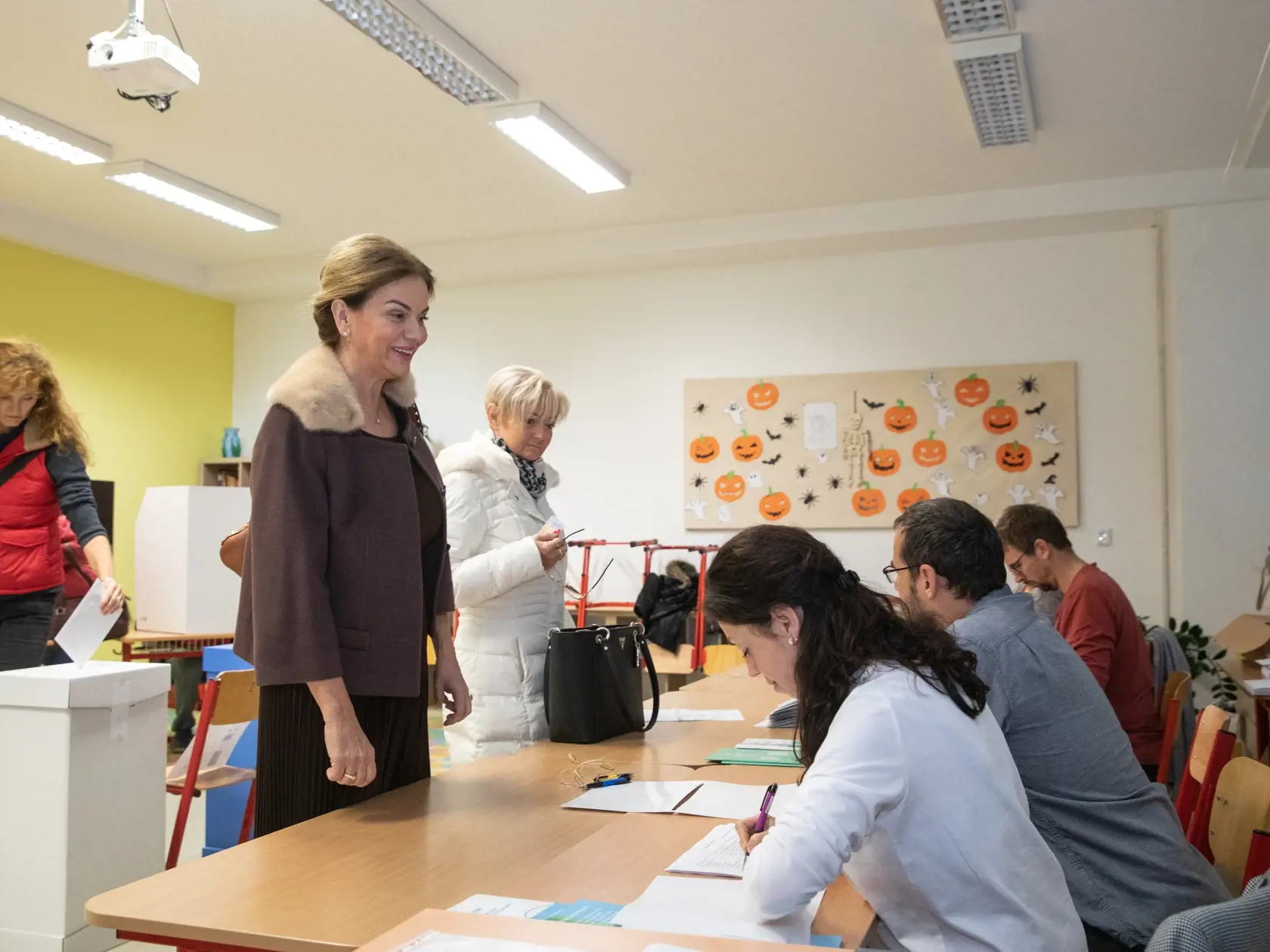 "Nakupujem sama, takže ceny dobre poznám," povedala nám europoslankyňa Monika Beňová, ktorú sme zastihli vo Francúzsku. Akurát nevie, koľko stoja zemiaky, ale má na to veľmi dobrý dôvod. "Otec môjho muža má veľkú záhradu, takže zemiaky som nekupovala už niekoľko rokov," povedala.