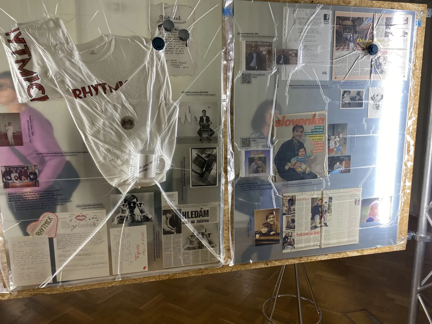 Výstavu o živote zosnulého speváka Mira Žbirku otvorili 1. decembra 2023 vo Východoslovenskom múzeu. Zároveň uviedli do života knihu o ňom. Ružovými lupienkami ju pokrstila Marika Gombitová.