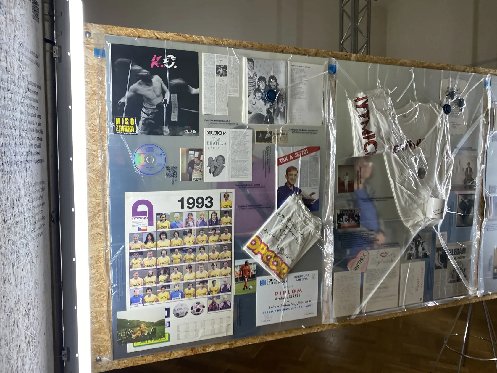 Výstavu o živote zosnulého speváka Mira Žbirku otvorili 1. decembra 2023 vo Východoslovenskom múzeu. Zároveň uviedli do života knihu o ňom. Ružovými lupienkami ju pokrstila Marika Gombitová.