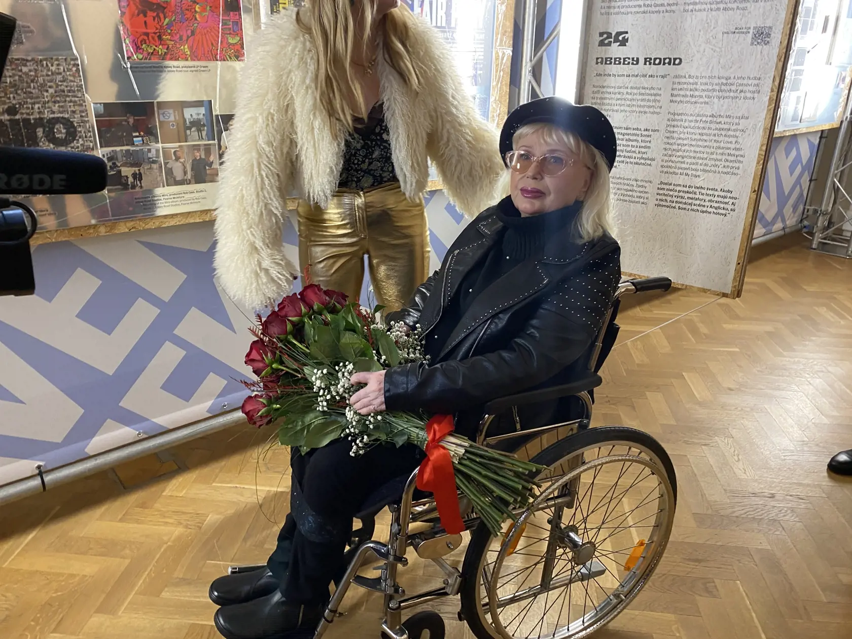 Katka Žbirková sprevádzala Mariku Gombitovú výstavo o živote zosnulého speváka Mira Žbirku vo Východoslovenskom múzeu v Košiciach.