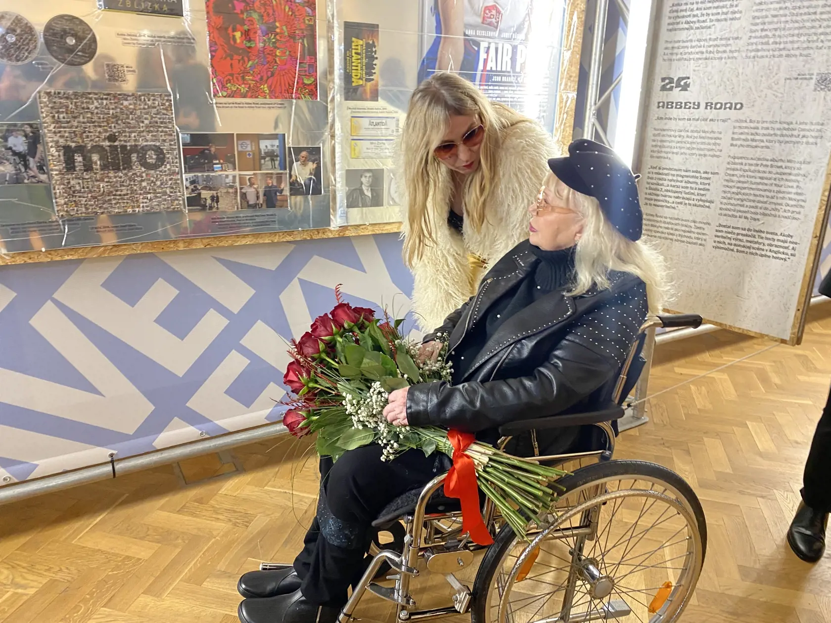 Katka Žbirková sprevádzala Mariku Gombitovú výstavo o živote zosnulého speváka Mira Žbirku vo Východoslovenskom múzeu v Košiciach.