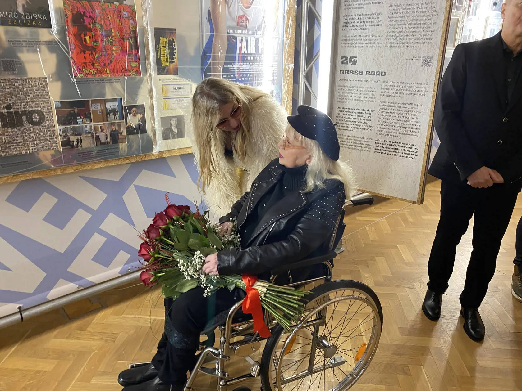 Katka Žbirková sprevádzala Mariku Gombitovú výstavo o živote zosnulého speváka Mira Žbirku vo Východoslovenskom múzeu v Košiciach.