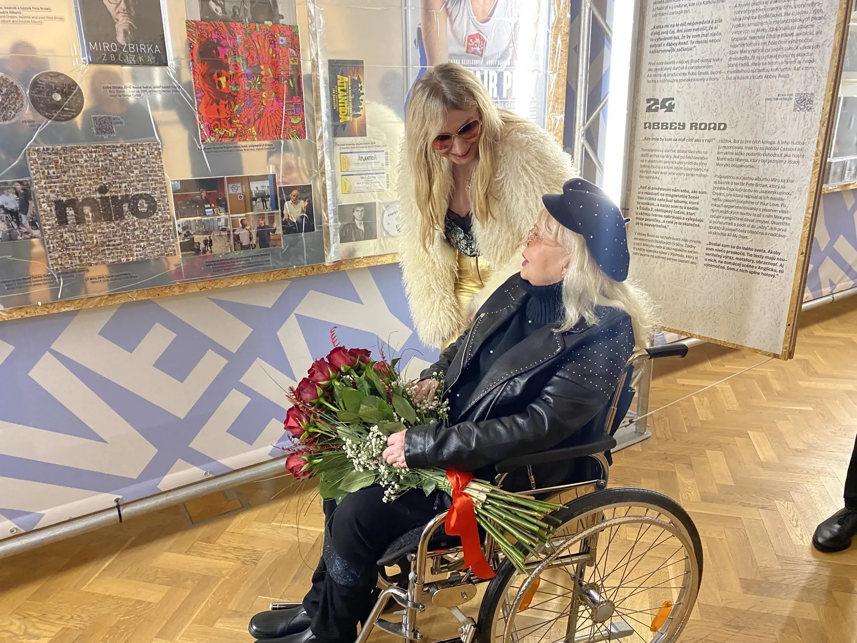 Katka Žbirková sprevádzala Mariku Gombitovú výstavo o živote zosnulého speváka Mira Žbirku vo Východoslovenskom múzeu v Košiciach.