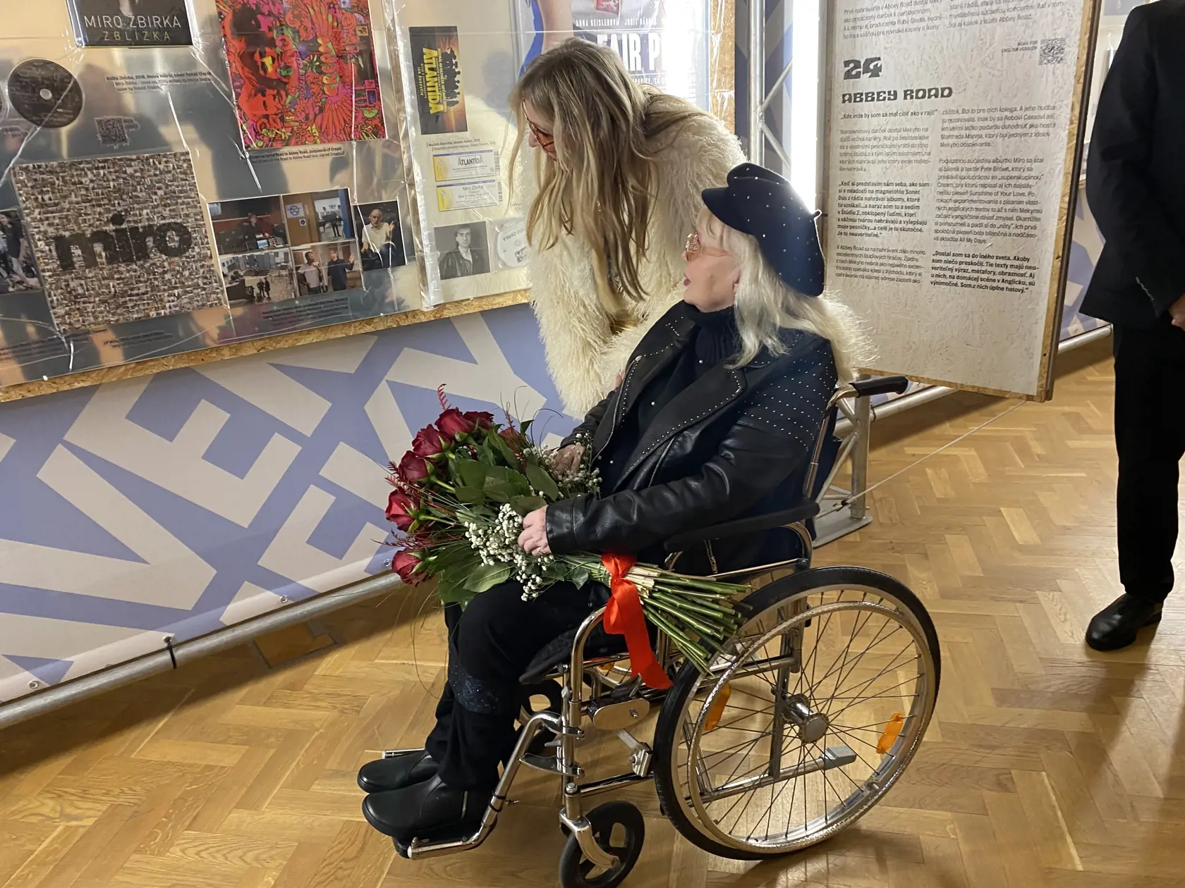 Katka Žbirková sprevádzala Mariku Gombitovú výstavo o živote zosnulého speváka Mira Žbirku vo Východoslovenskom múzeu v Košiciach.