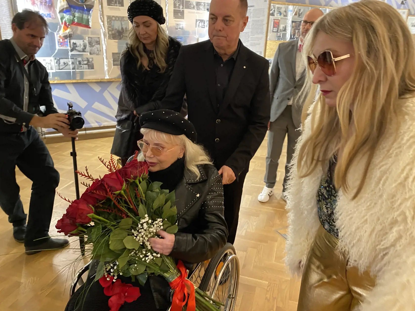 Katka Žbirková sprevádzala Mariku Gombitovú výstavo o živote zosnulého speváka Mira Žbirku vo Východoslovenskom múzeu v Košiciach.
